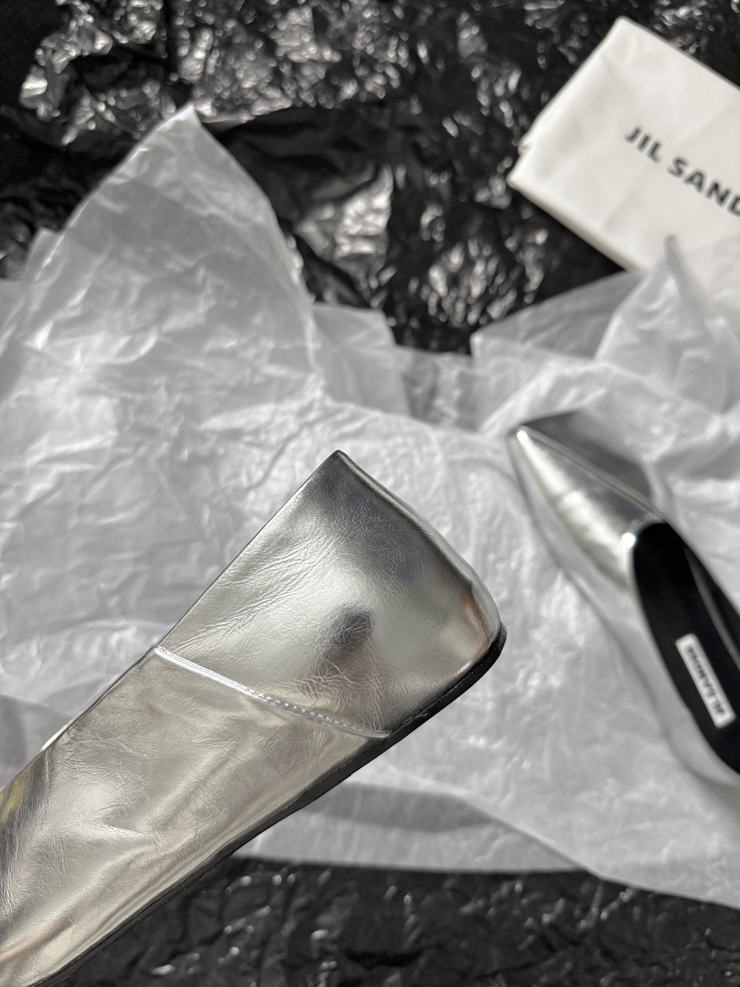 Jil sande* 𝟐𝟔𝐀𝐖新品方头芭蕾鞋｜极简主义的清冷诗意以利落方头重塑芭蕾鞋的经典轮廓 细腻小羊