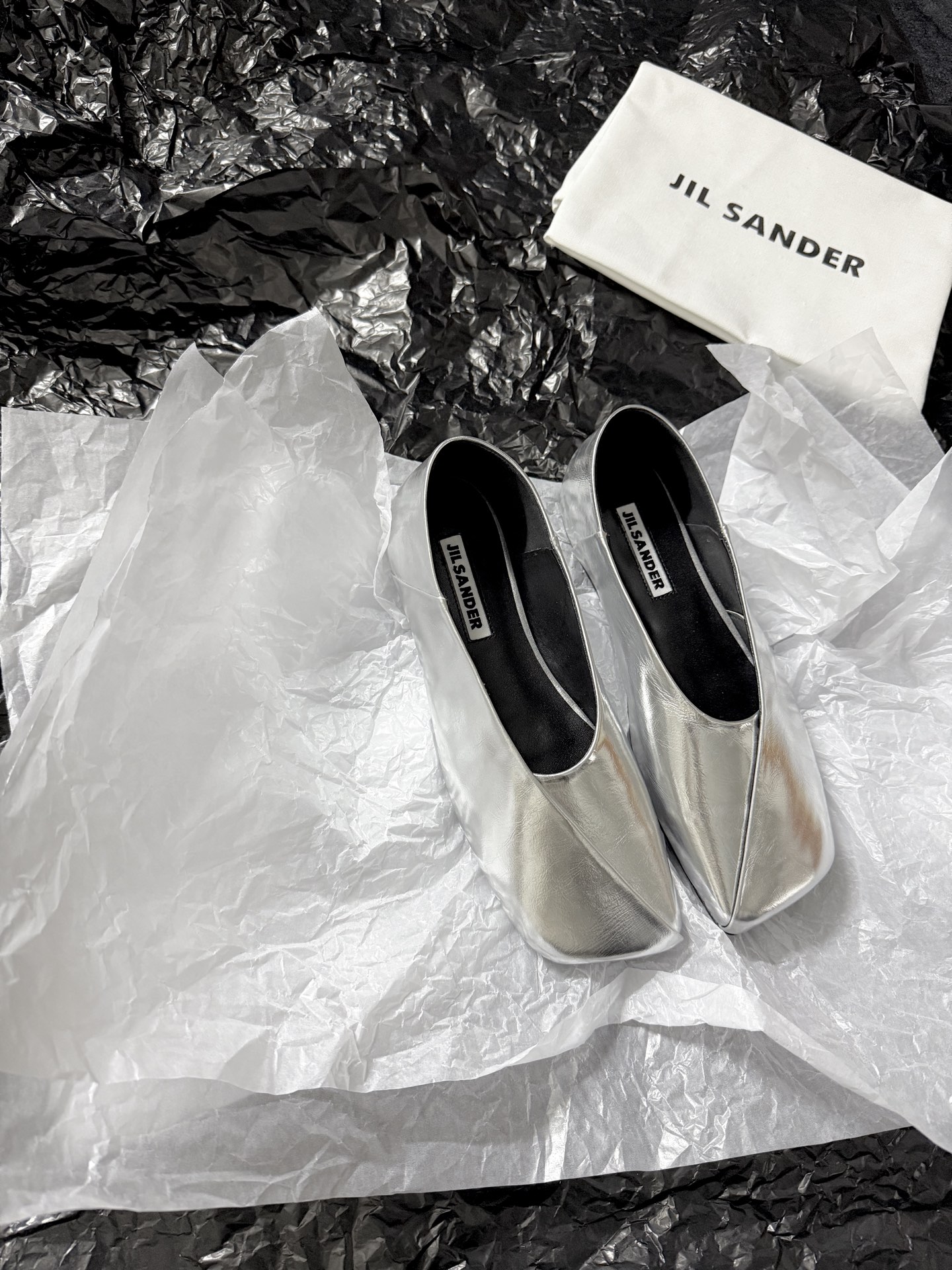 Jil sande* 𝟐𝟔𝐀𝐖新品方头芭蕾鞋｜极简主义的清冷诗意以利落方头重塑芭蕾鞋的经典轮廓 细腻小羊