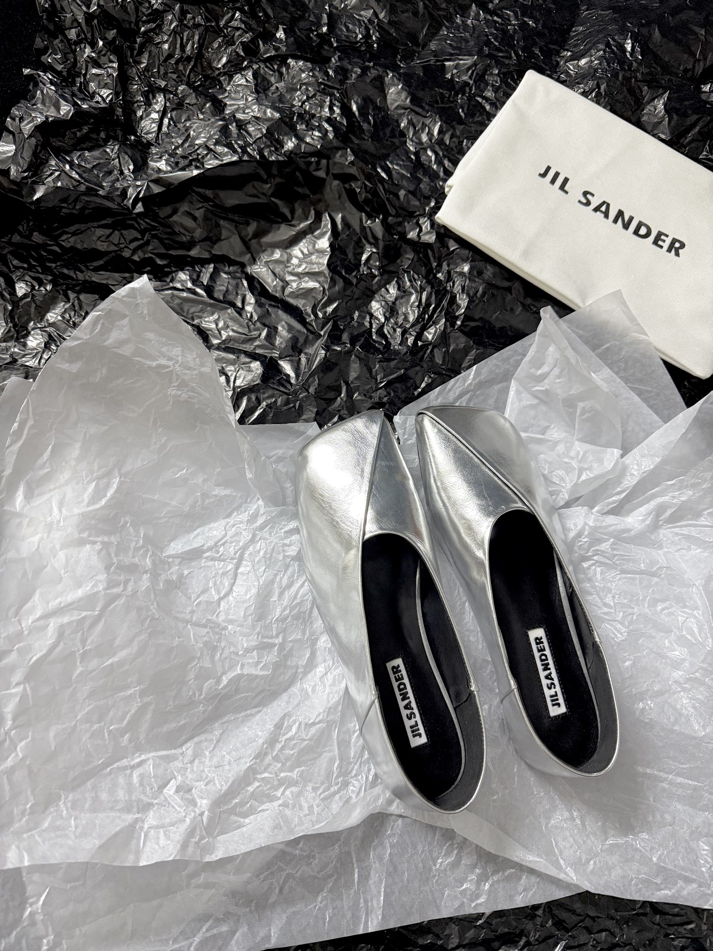 Jil sande* 𝟐𝟔𝐀𝐖新品方头芭蕾鞋｜极简主义的清冷诗意以利落方头重塑芭蕾鞋的经典轮廓 细腻小羊