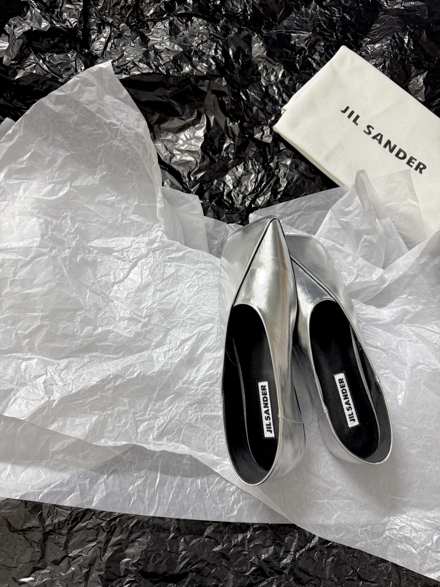 Jil sande* 𝟐𝟔𝐀𝐖新品方头芭蕾鞋｜极简主义的清冷诗意以利落方头重塑芭蕾鞋的经典轮廓 细腻小羊