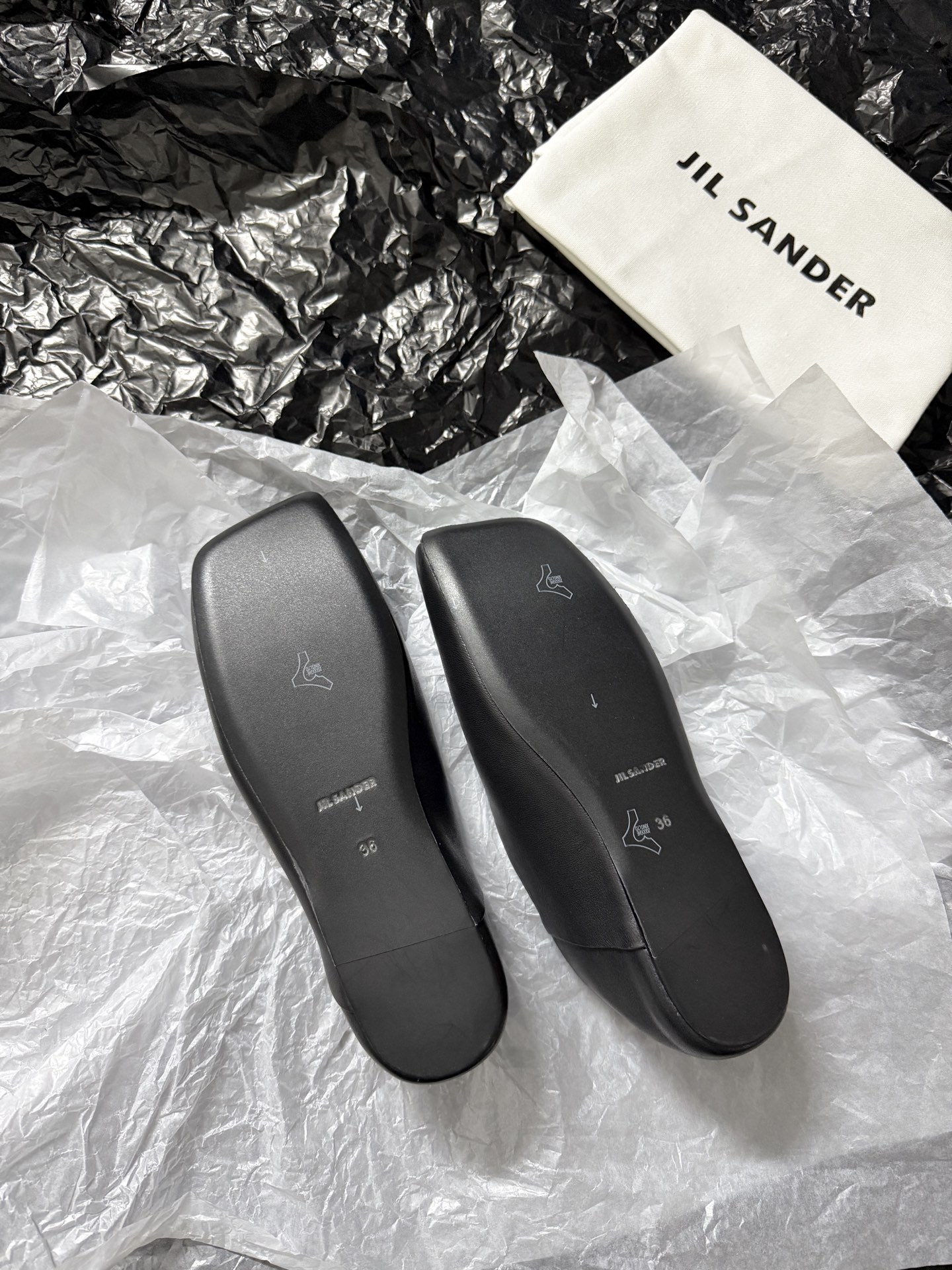 Jil sande* 𝟐𝟔𝐀𝐖新品方头芭蕾鞋｜极简主义的清冷诗意以利落方头重塑芭蕾鞋的经典轮廓 细腻小羊