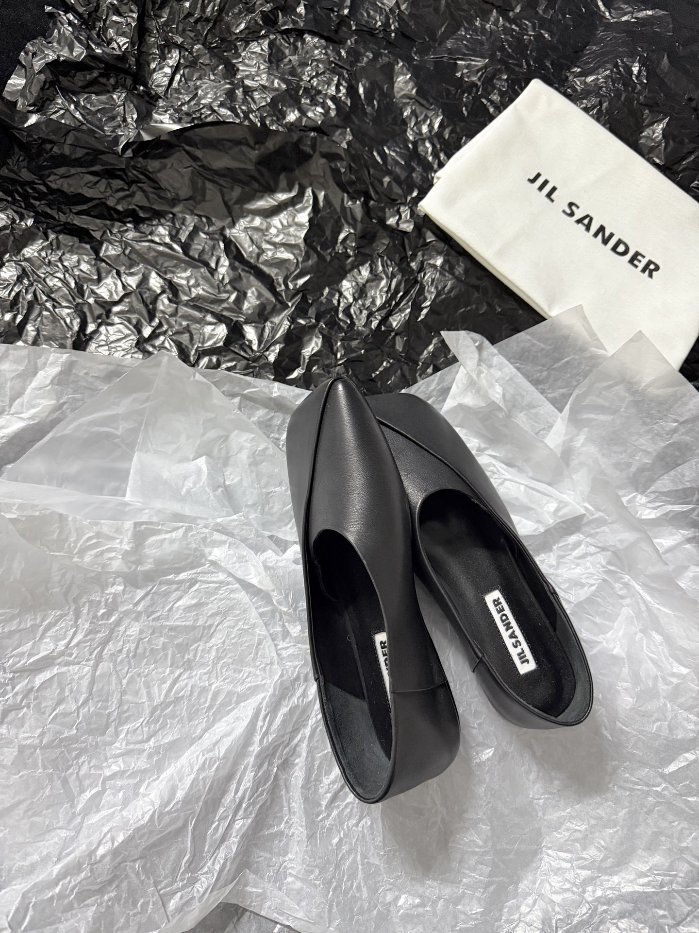 Jil sande* 𝟐𝟔𝐀𝐖新品方头芭蕾鞋｜极简主义的清冷诗意以利落方头重塑芭蕾鞋的经典轮廓 细腻小羊