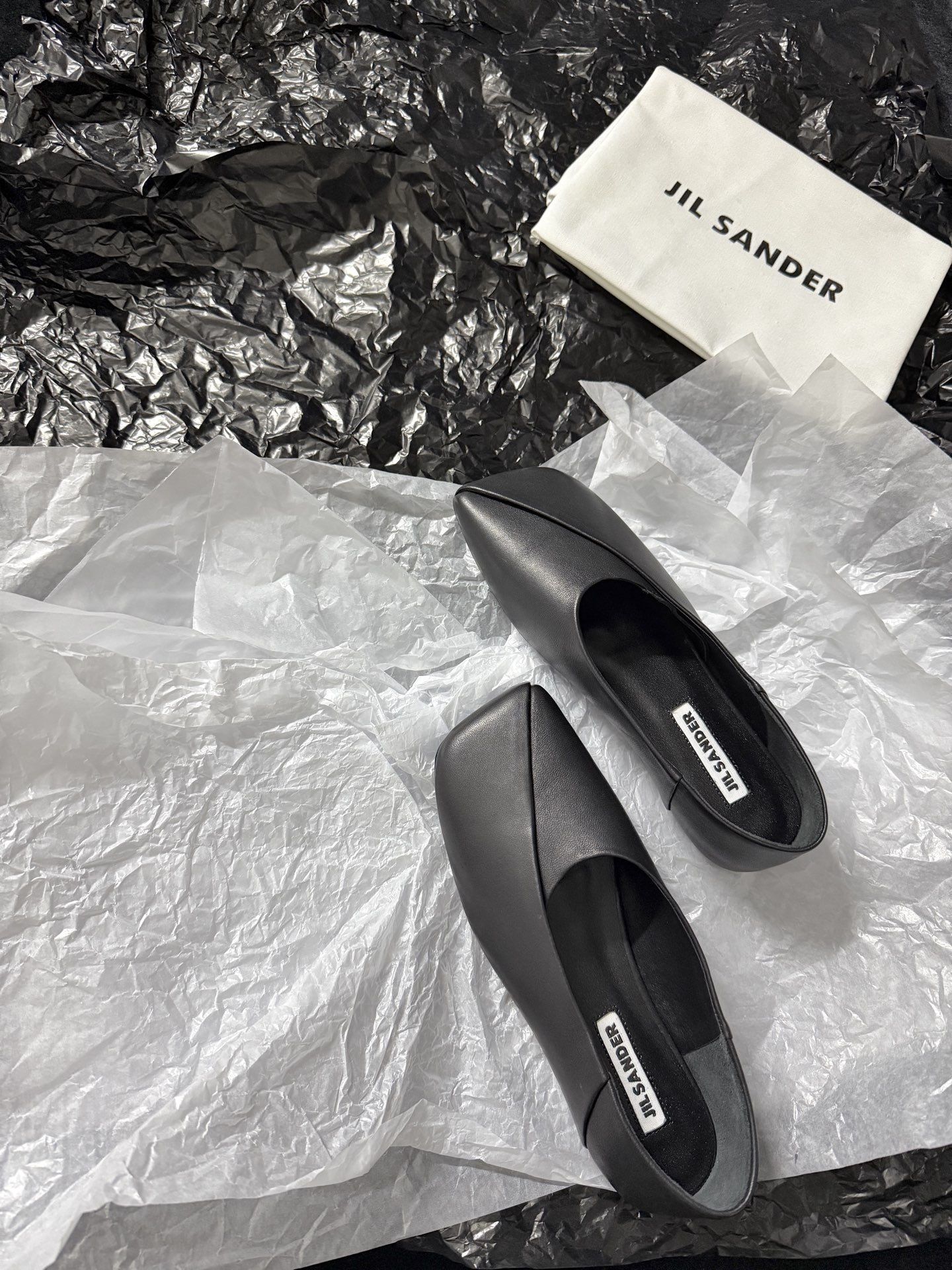 Jil sande* 𝟐𝟔𝐀𝐖新品方头芭蕾鞋｜极简主义的清冷诗意以利落方头重塑芭蕾鞋的经典轮廓 细腻小羊