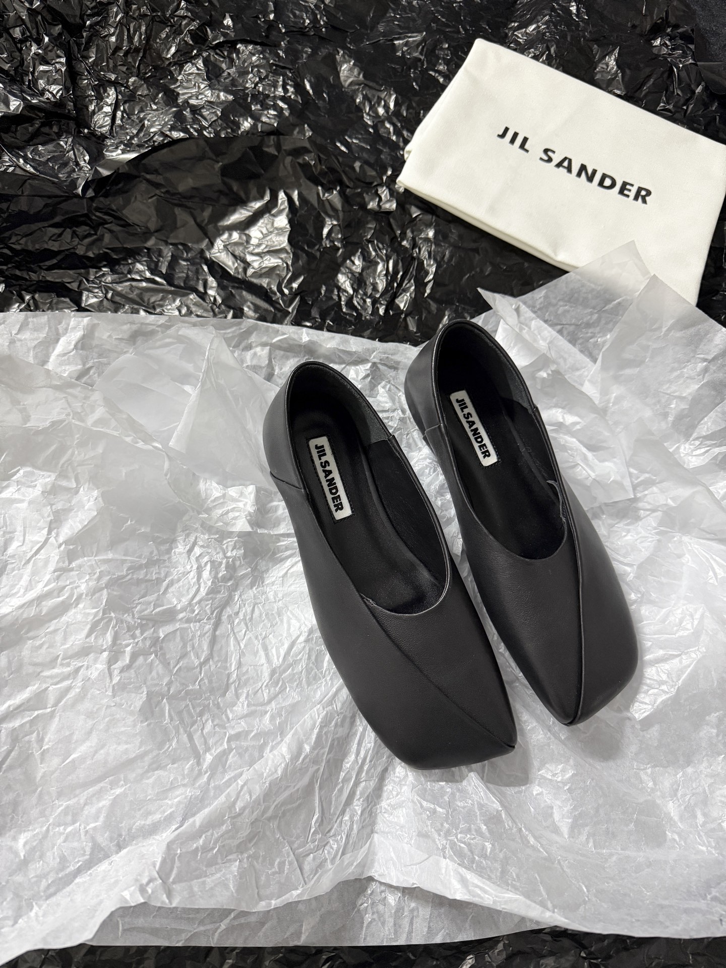 Jil sande* 𝟐𝟔𝐀𝐖新品方头芭蕾鞋｜极简主义的清冷诗意以利落方头重塑芭蕾鞋的经典轮廓 细腻小羊