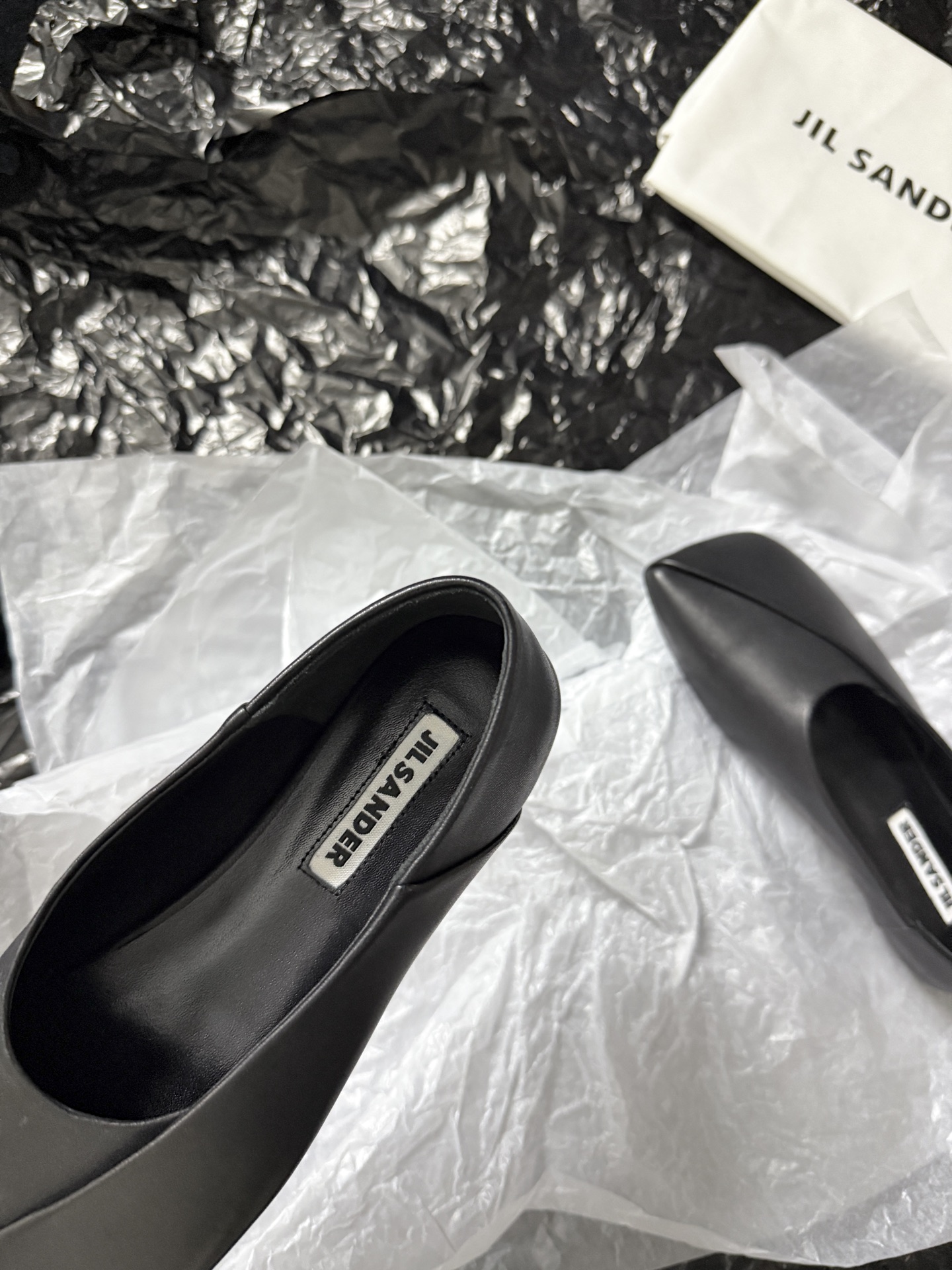 Jil sande* 𝟐𝟔𝐀𝐖新品方头芭蕾鞋｜极简主义的清冷诗意以利落方头重塑芭蕾鞋的经典轮廓 细腻小羊