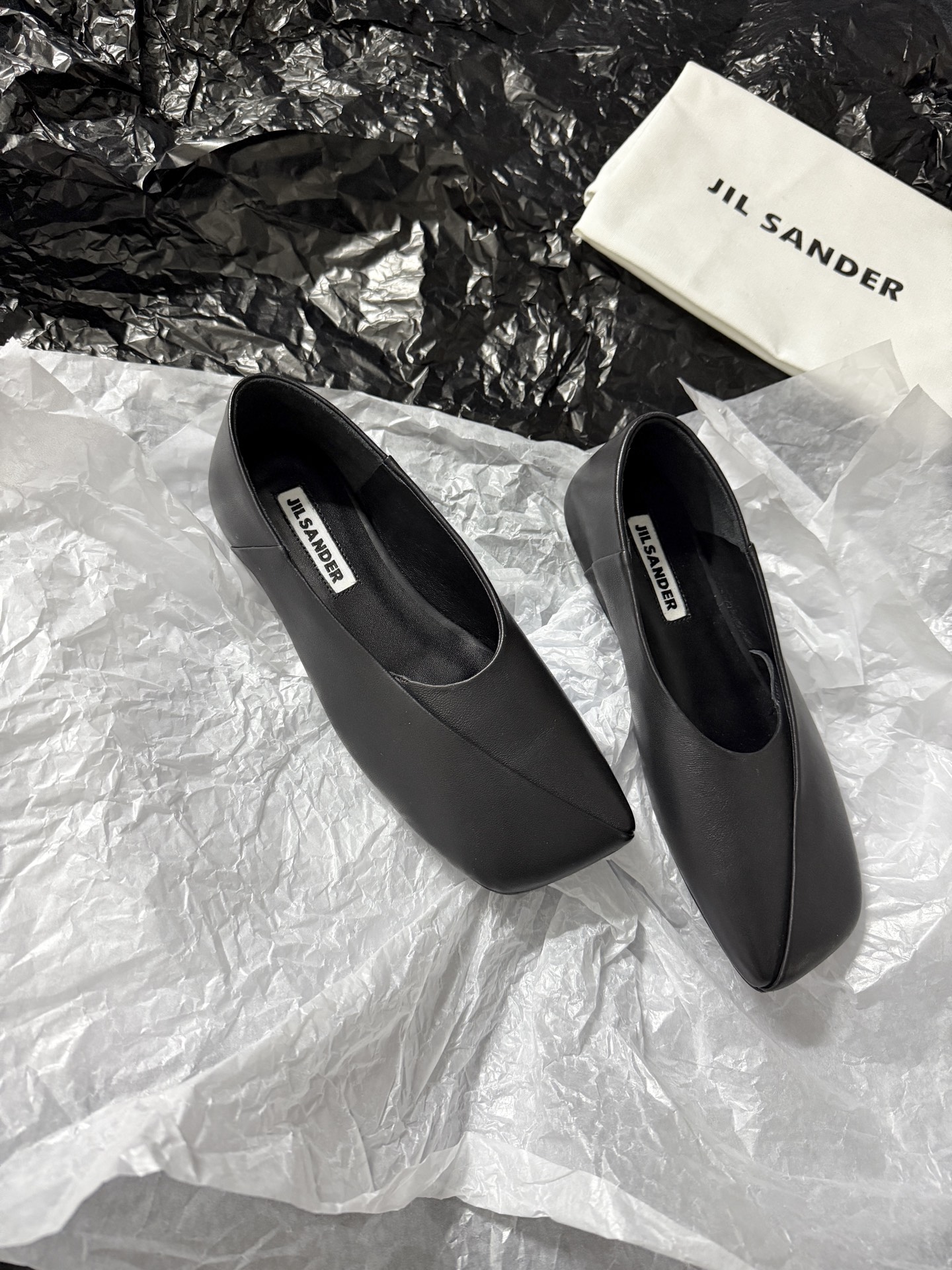 Jil sande* 𝟐𝟔𝐀𝐖新品方头芭蕾鞋｜极简主义的清冷诗意以利落方头重塑芭蕾鞋的经典轮廓 细腻小羊