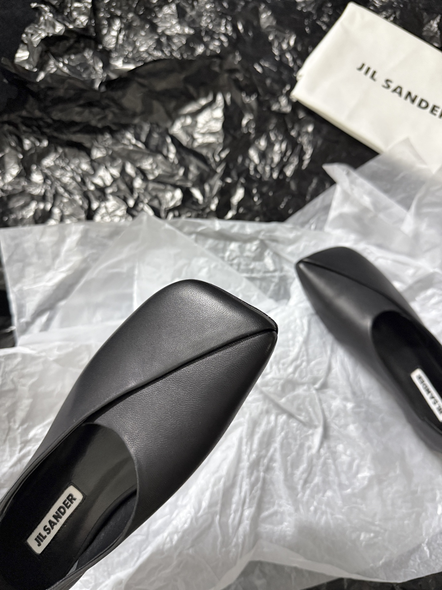 Jil sande* 𝟐𝟔𝐀𝐖新品方头芭蕾鞋｜极简主义的清冷诗意以利落方头重塑芭蕾鞋的经典轮廓 细腻小羊