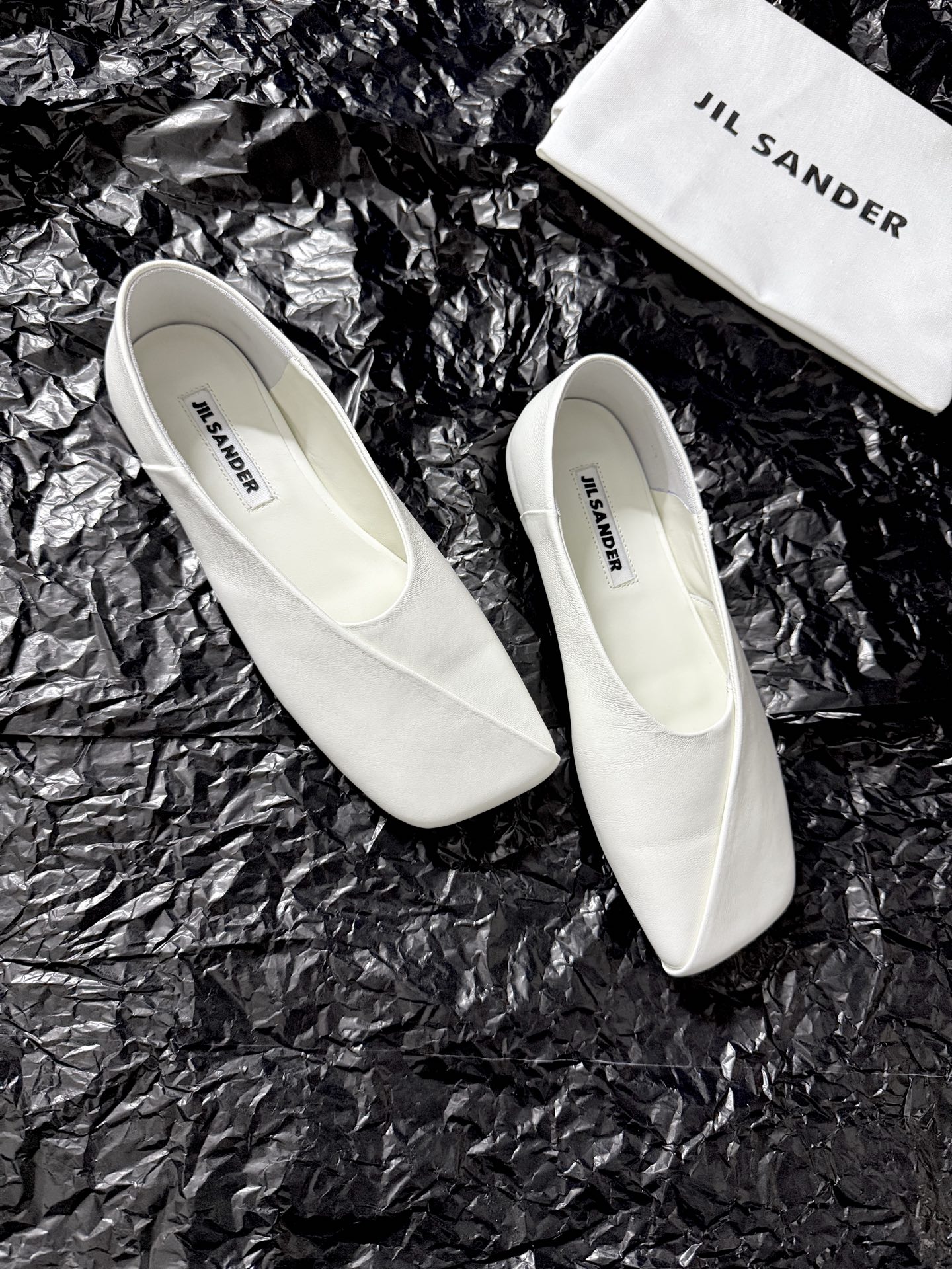 Jil sande* 𝟐𝟔𝐀𝐖新品方头芭蕾鞋｜极简主义的清冷诗意以利落方头重塑芭蕾鞋的经典轮廓 细腻小羊