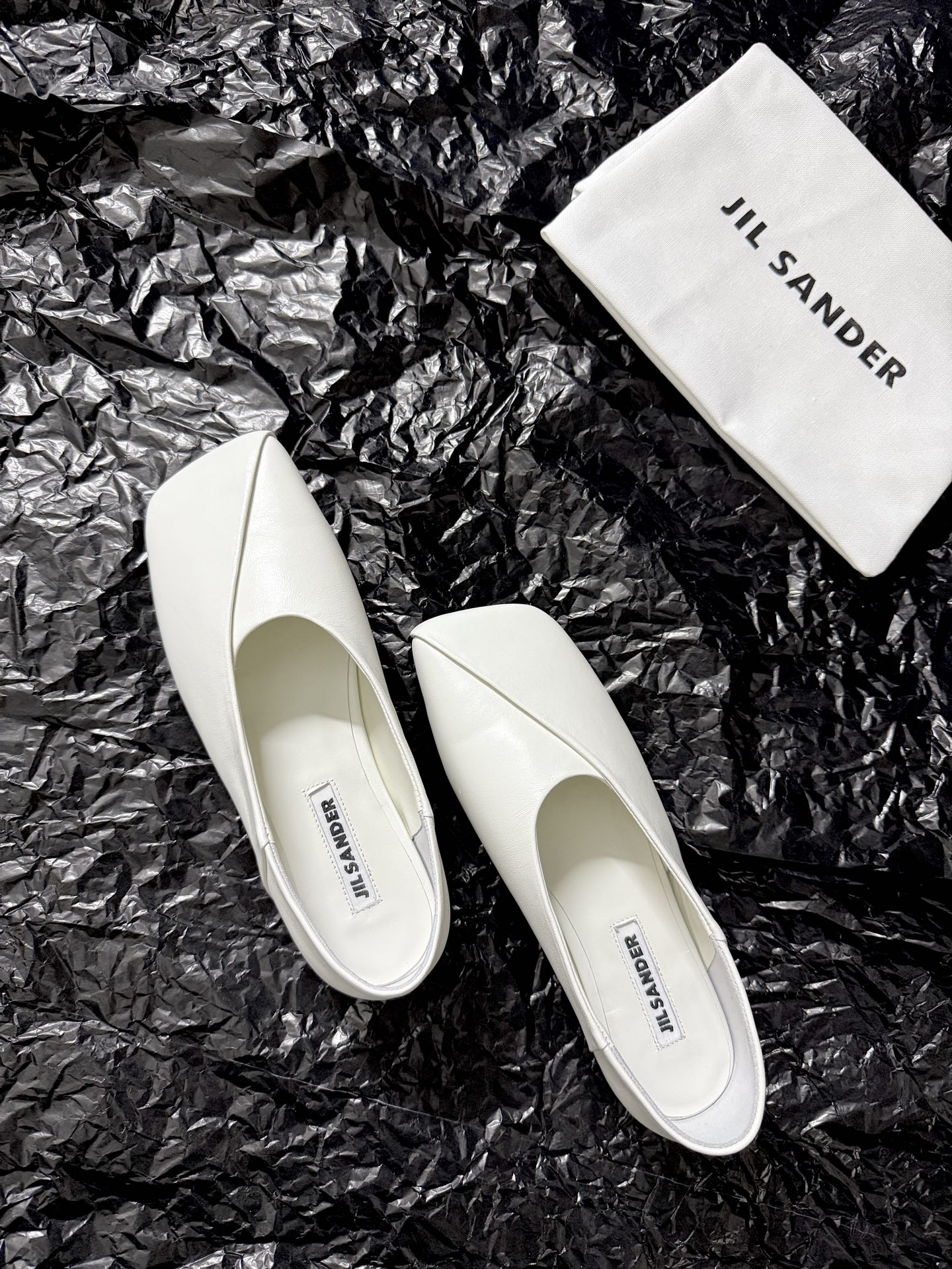 Jil sande* 𝟐𝟔𝐀𝐖新品方头芭蕾鞋｜极简主义的清冷诗意以利落方头重塑芭蕾鞋的经典轮廓 细腻小羊