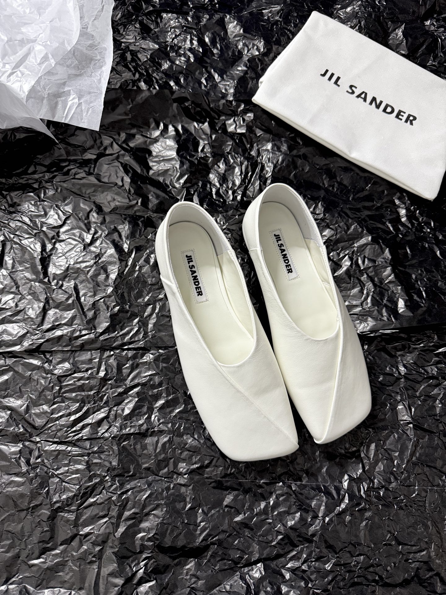 Jil sande* 𝟐𝟔𝐀𝐖新品方头芭蕾鞋｜极简主义的清冷诗意以利落方头重塑芭蕾鞋的经典轮廓 细腻小羊