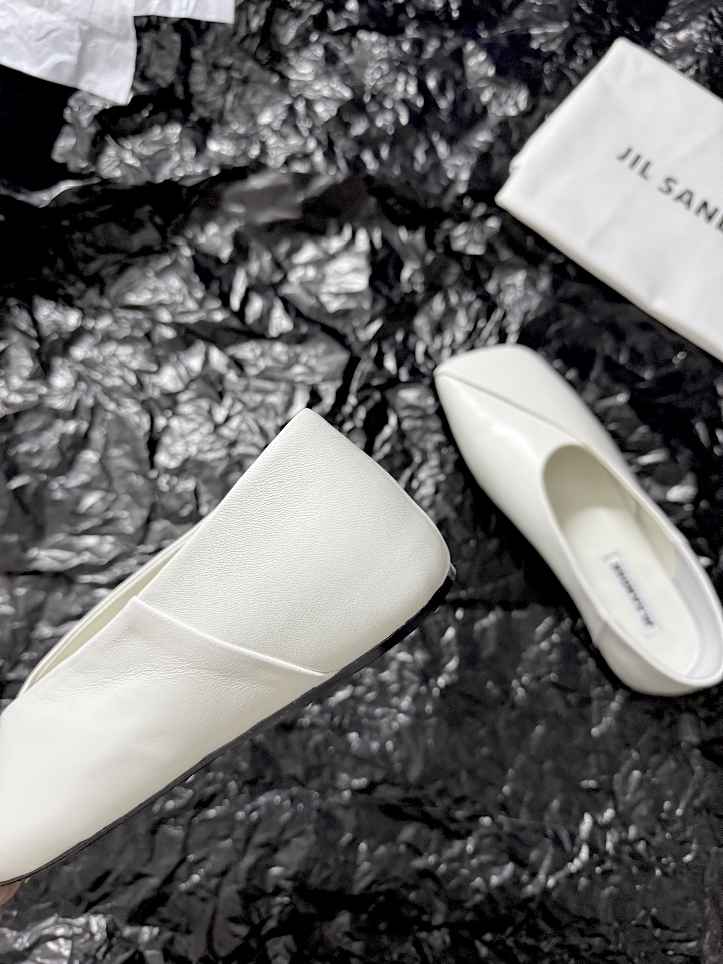 Jil sande* 𝟐𝟔𝐀𝐖新品方头芭蕾鞋｜极简主义的清冷诗意以利落方头重塑芭蕾鞋的经典轮廓 细腻小羊