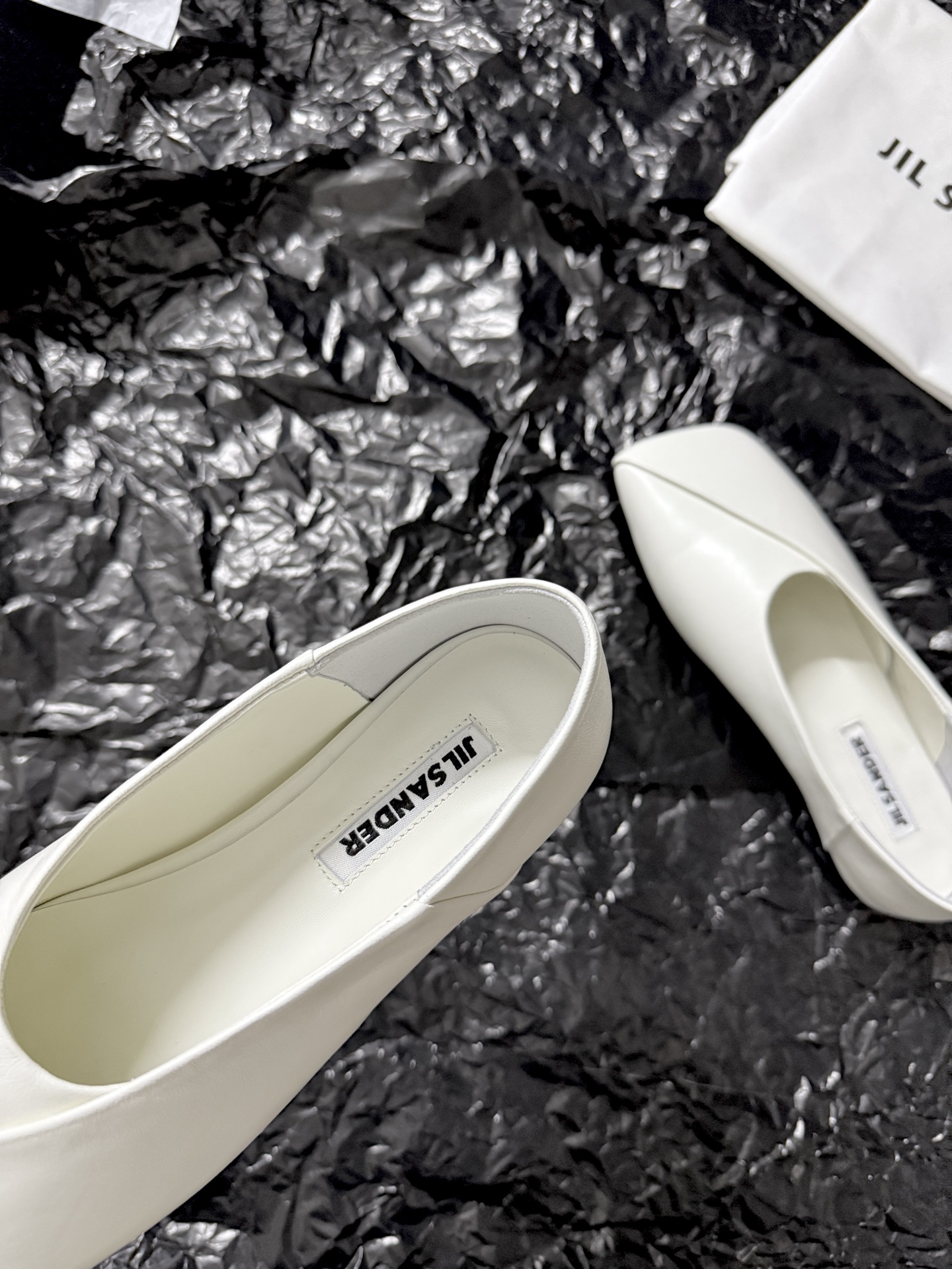 Jil sande* 𝟐𝟔𝐀𝐖新品方头芭蕾鞋｜极简主义的清冷诗意以利落方头重塑芭蕾鞋的经典轮廓 细腻小羊