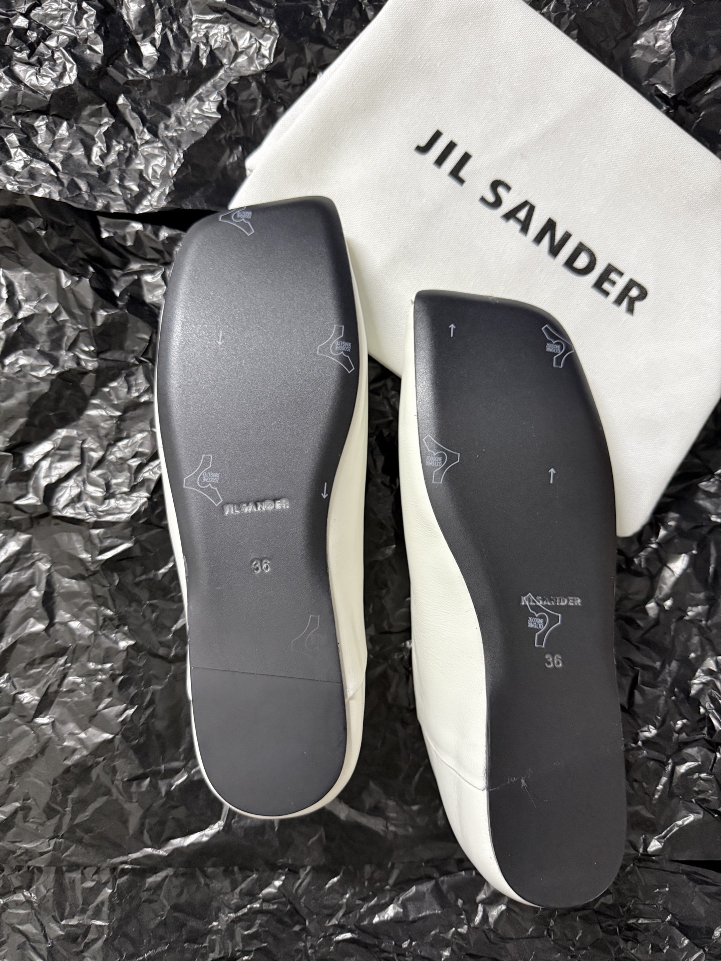 Jil sande* 𝟐𝟔𝐀𝐖新品方头芭蕾鞋｜极简主义的清冷诗意以利落方头重塑芭蕾鞋的经典轮廓 细腻小羊