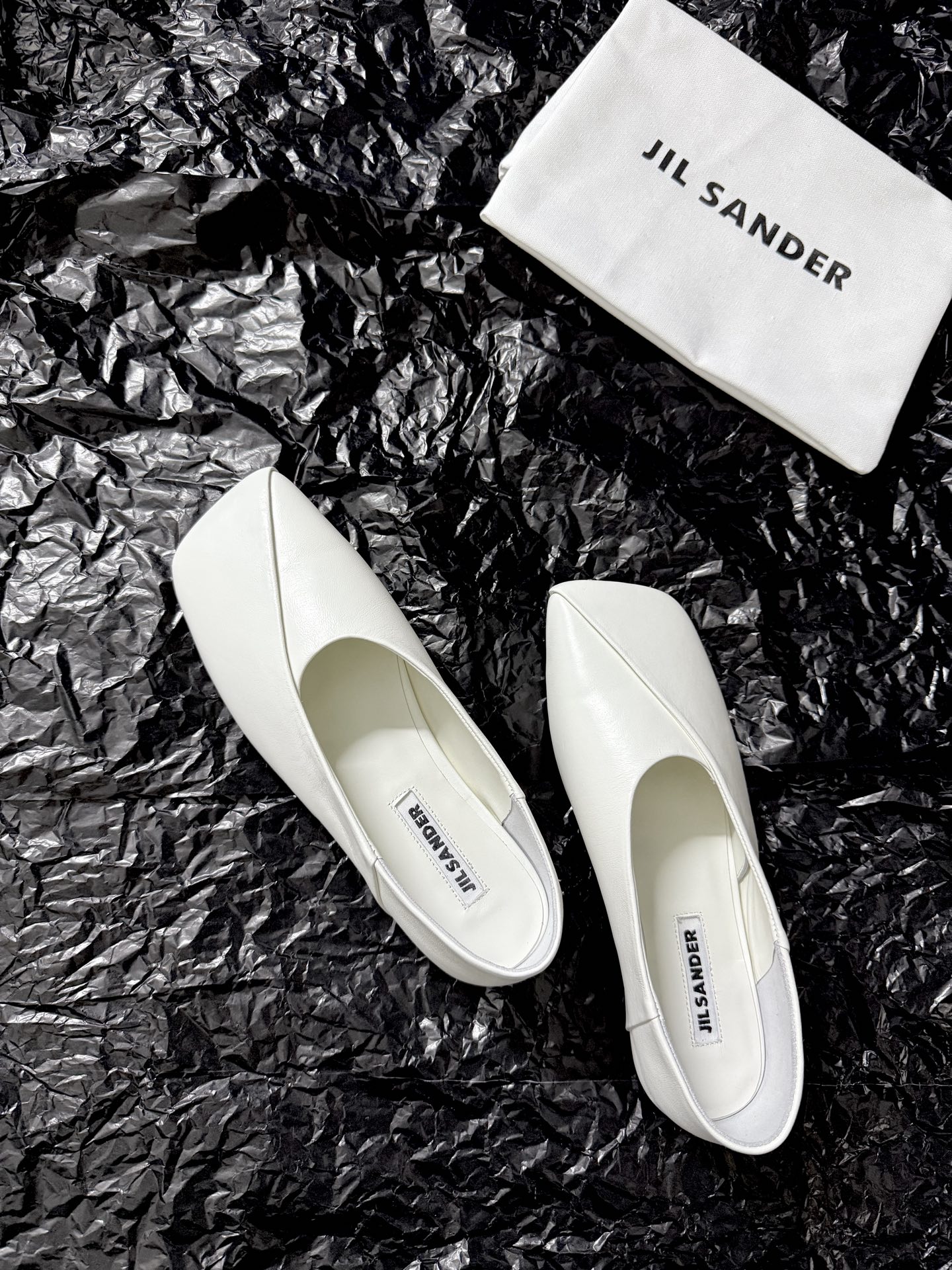 Jil sande* 𝟐𝟔𝐀𝐖新品方头芭蕾鞋｜极简主义的清冷诗意以利落方头重塑芭蕾鞋的经典轮廓 细腻小羊