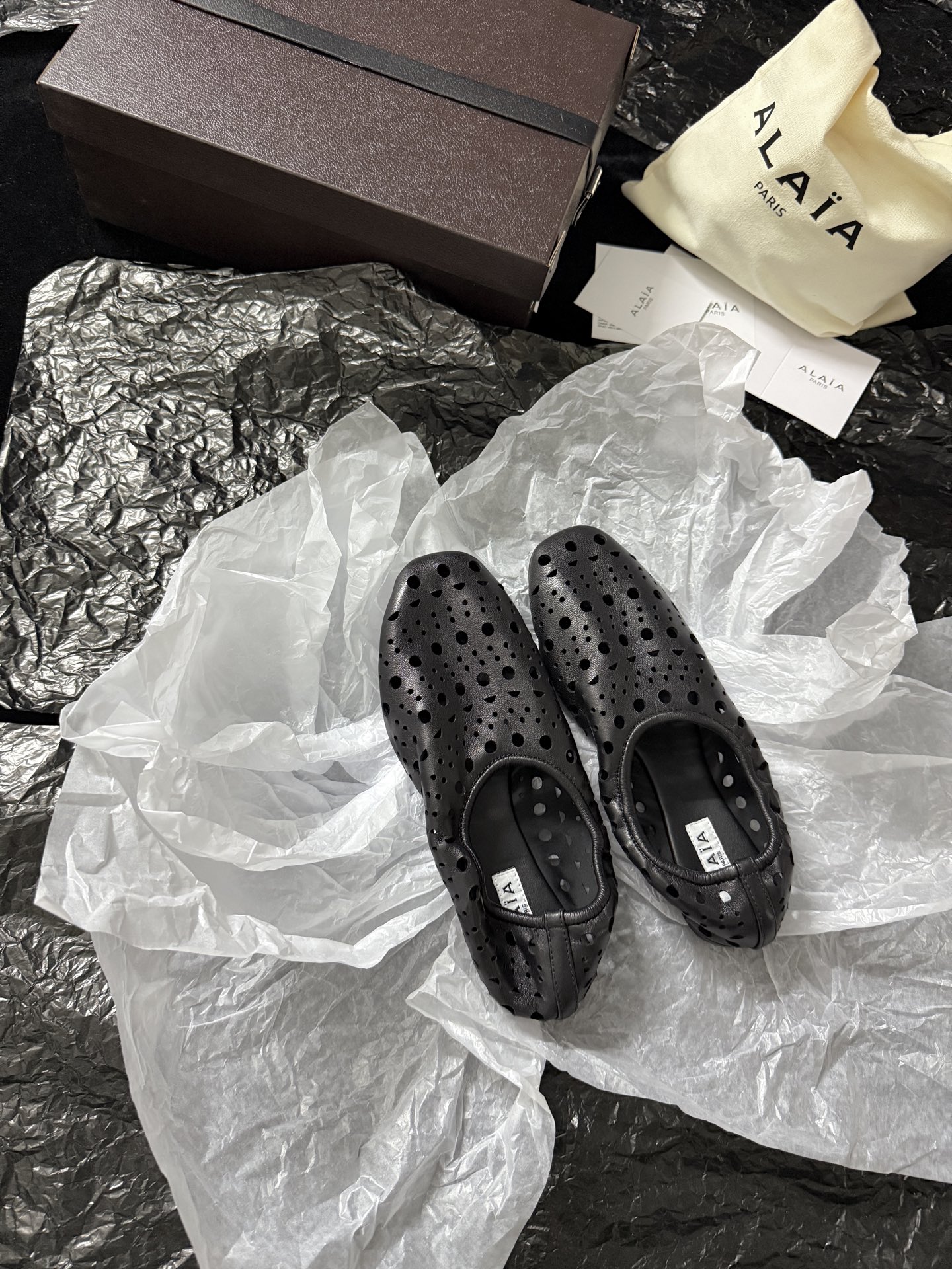 알라이아 펀칭 스웨이드 로퍼 상세 이미지 2