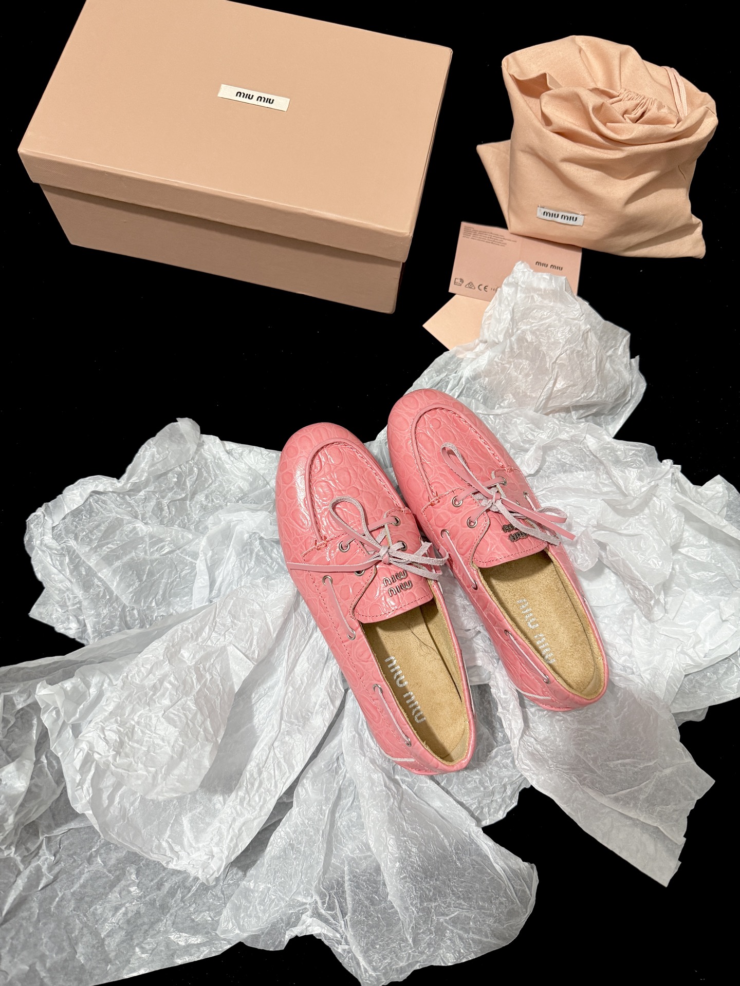 Лоферы женские Miu Miu розовые с тиснением