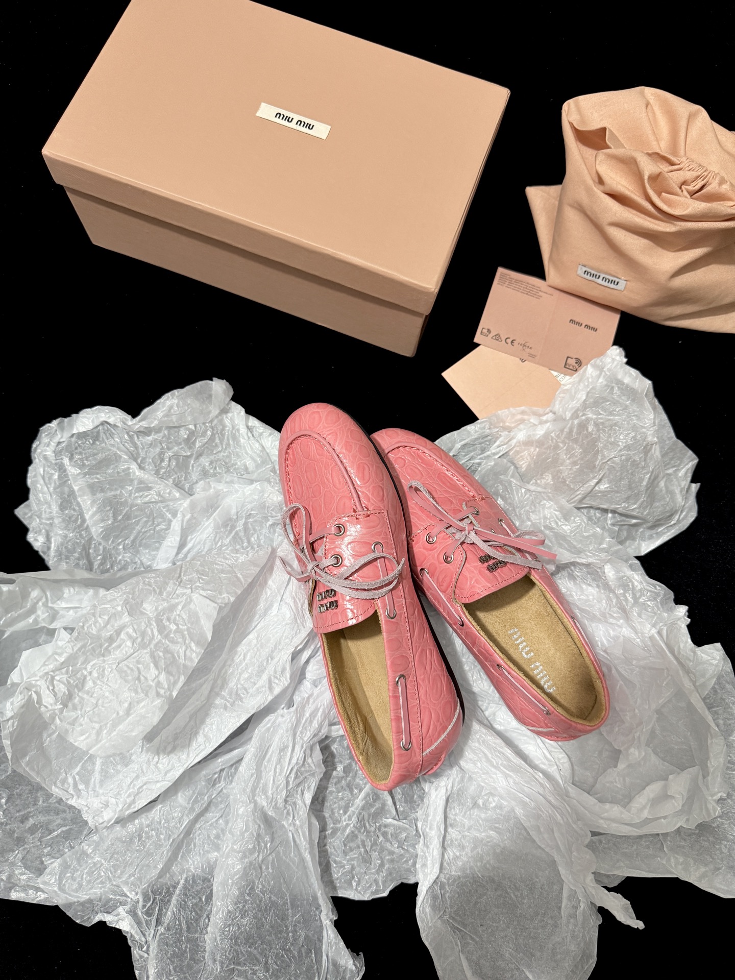 Лоферы женские Miu Miu розовые с тиснением