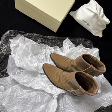 G102@ Unfolio 𝟐𝟔𝐀𝐖秋冬新品 翻边西部短靴|复古旷野解锁多元穿搭可能 美式西部风骨融入利落靴型 每一步都 G102@ Unfolio 𝟐𝟔𝐀𝐖秋冬新品 翻边西部短靴|复古旷野解锁多元穿搭可能 美式西部风骨融入利落靴型 每一步都