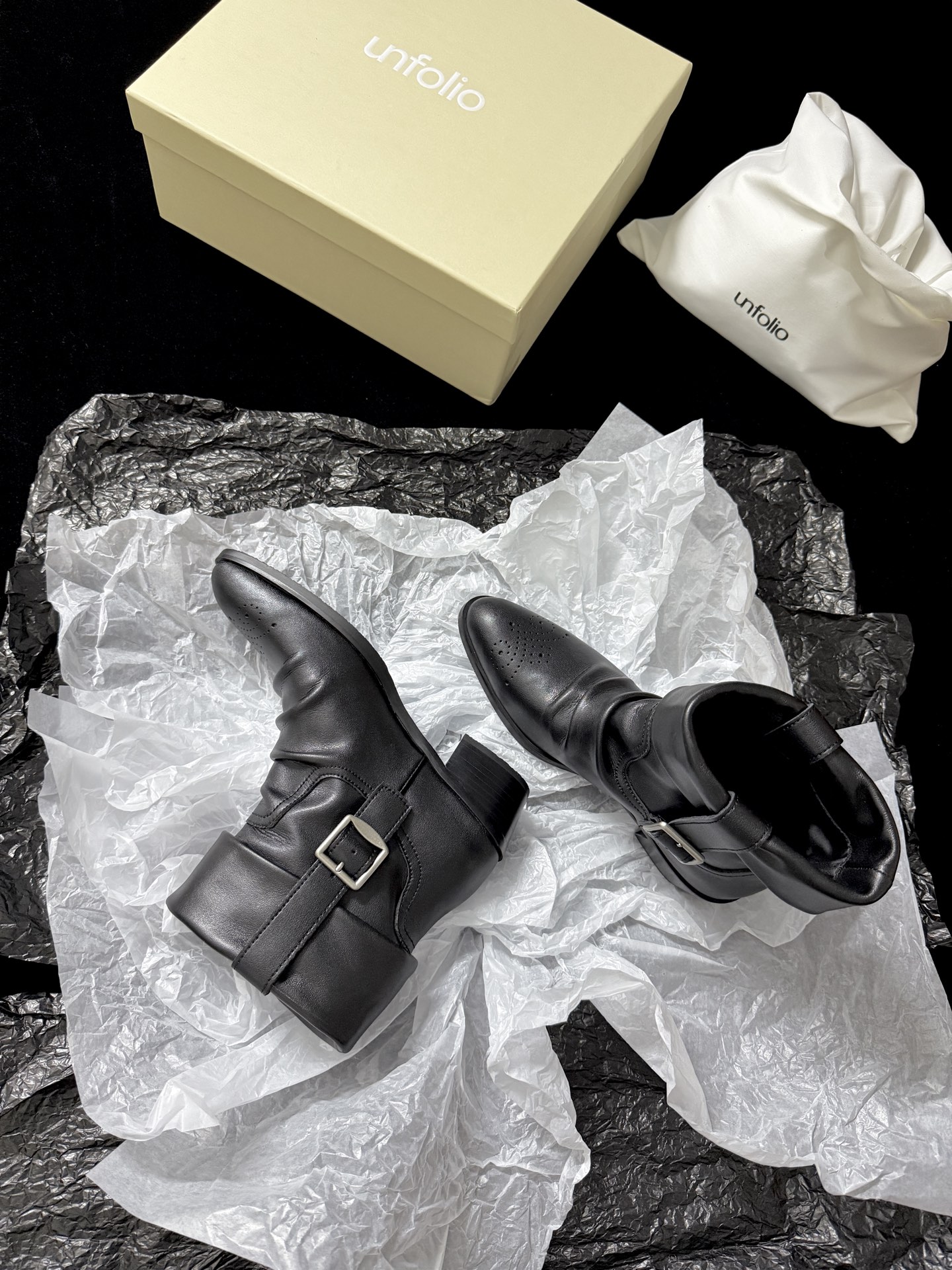 G102@ Unfolio 𝟐𝟔𝐀𝐖秋冬新品 翻边西部短靴|复古旷野解锁多元穿搭可能 美式西部风骨融入利落靴型 每一步都 G102@ Unfolio 𝟐𝟔𝐀𝐖秋冬新品 翻边西部短靴|复古旷野解锁多元穿搭可能 美式西部风骨融入利落靴型 每一步都