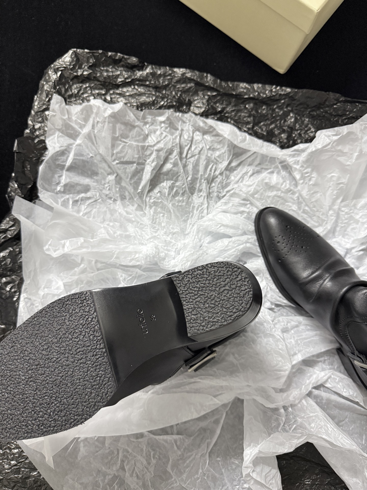 G102@ Unfolio 𝟐𝟔𝐀𝐖秋冬新品 翻边西部短靴|复古旷野解锁多元穿搭可能 美式西部风骨融入利落靴型 每一步都 G102@ Unfolio 𝟐𝟔𝐀𝐖秋冬新品 翻边西部短靴|复古旷野解锁多元穿搭可能 美式西部风骨融入利落靴型 每一步都
