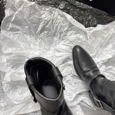 G102@ Unfolio 𝟐𝟔𝐀𝐖秋冬新品 翻边西部短靴|复古旷野解锁多元穿搭可能 美式西部风骨融入利落靴型 每一步都 G102@ Unfolio 𝟐𝟔𝐀𝐖秋冬新品 翻边西部短靴|复古旷野解锁多元穿搭可能 美式西部风骨融入利落靴型 每一步都