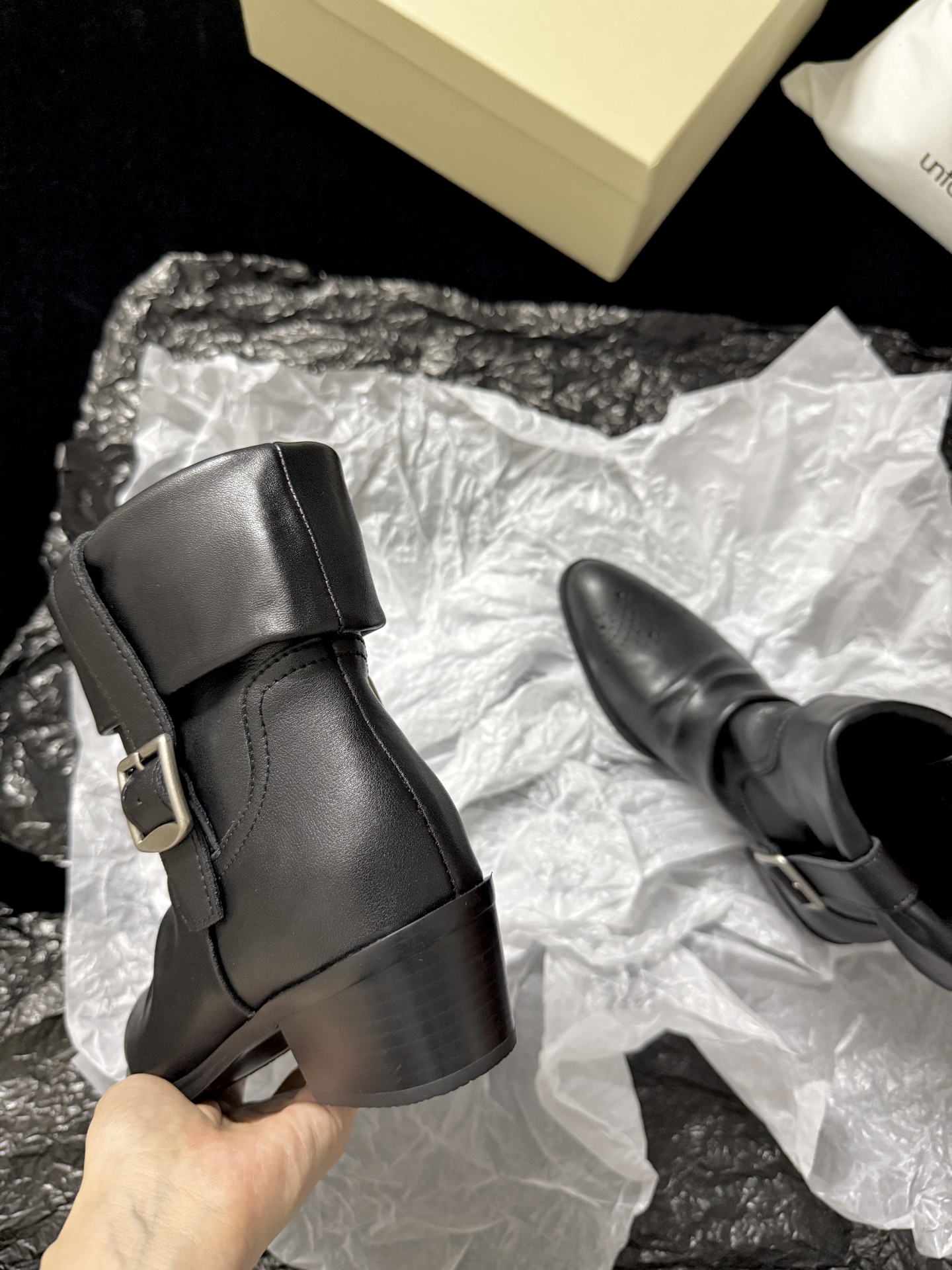 G102@ Unfolio 𝟐𝟔𝐀𝐖秋冬新品 翻边西部短靴|复古旷野解锁多元穿搭可能 美式西部风骨融入利落靴型 每一步都 G102@ Unfolio 𝟐𝟔𝐀𝐖秋冬新品 翻边西部短靴|复古旷野解锁多元穿搭可能 美式西部风骨融入利落靴型 每一步都