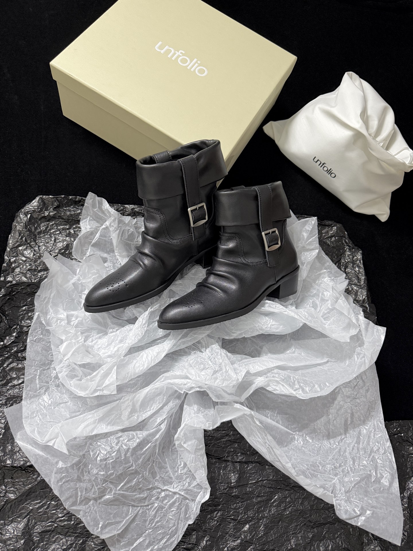G102@ Unfolio 𝟐𝟔𝐀𝐖秋冬新品 翻边西部短靴|复古旷野解锁多元穿搭可能 美式西部风骨融入利落靴型 每一步都 G102@ Unfolio 𝟐𝟔𝐀𝐖秋冬新品 翻边西部短靴|复古旷野解锁多元穿搭可能 美式西部风骨融入利落靴型 每一步都