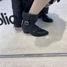 G102@ Unfolio 𝟐𝟔𝐀𝐖秋冬新品 翻边西部短靴|复古旷野解锁多元穿搭可能 美式西部风骨融入利落靴型 每一步都 G102@ Unfolio 𝟐𝟔𝐀𝐖秋冬新品 翻边西部短靴|复古旷野解锁多元穿搭可能 美式西部风骨融入利落靴型 每一步都