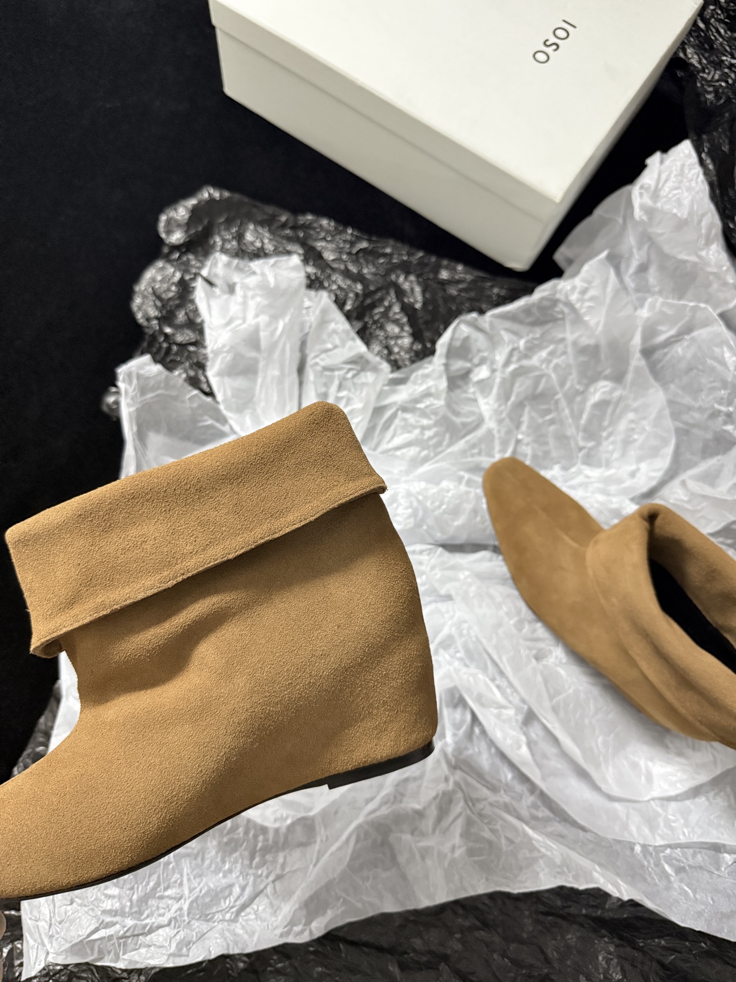 OSOI  𝟐𝟔𝐀𝐰新品 翻折坡跟短靴 | 慵懒调性重构复古美学 代购级别 随性褶皱与柔和棱角融入鞋身 每一步踏出松弛高