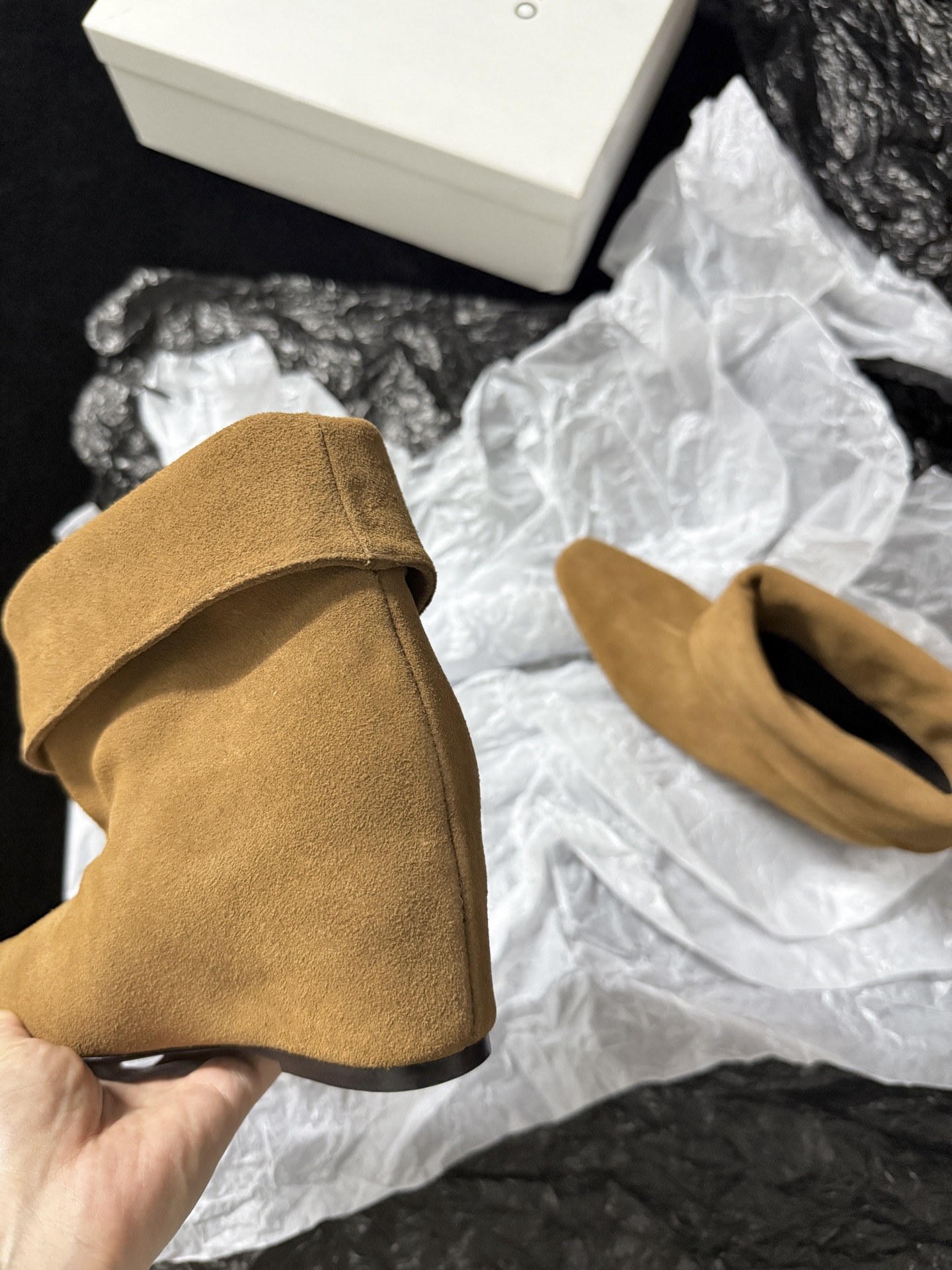 OSOI  𝟐𝟔𝐀𝐰新品 翻折坡跟短靴 | 慵懒调性重构复古美学 代购级别 随性褶皱与柔和棱角融入鞋身 每一步踏出松弛高