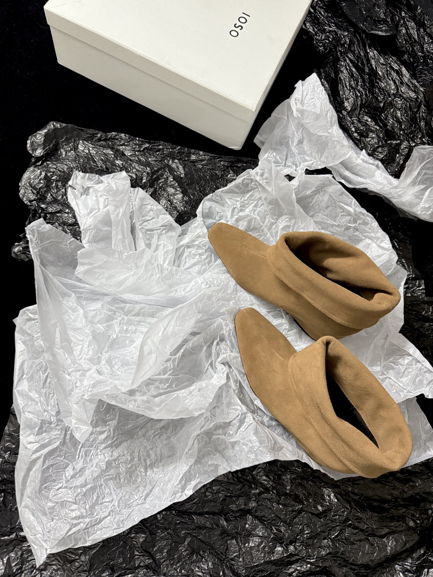 OSOI  𝟐𝟔𝐀𝐰新品 翻折坡跟短靴 | 慵懒调性重构复古美学 代购级别 随性褶皱与柔和棱角融入鞋身 每一步踏出松弛高