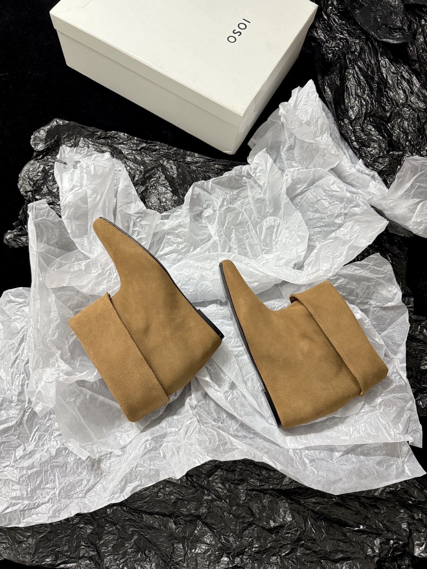 OSOI  𝟐𝟔𝐀𝐰新品 翻折坡跟短靴 | 慵懒调性重构复古美学 代购级别 随性褶皱与柔和棱角融入鞋身 每一步踏出松弛高