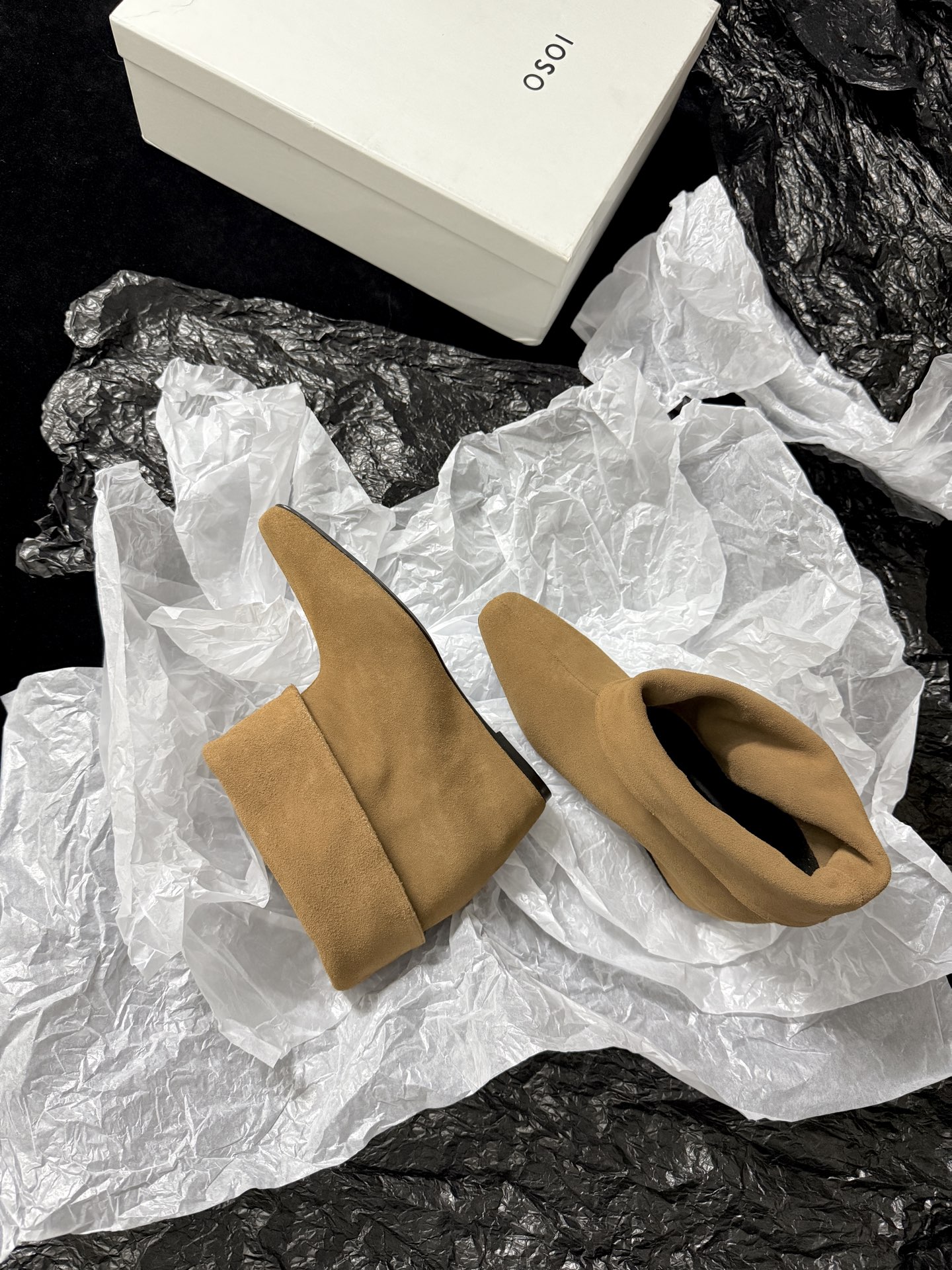 OSOI  𝟐𝟔𝐀𝐰新品 翻折坡跟短靴 | 慵懒调性重构复古美学 代购级别 随性褶皱与柔和棱角融入鞋身 每一步踏出松弛高