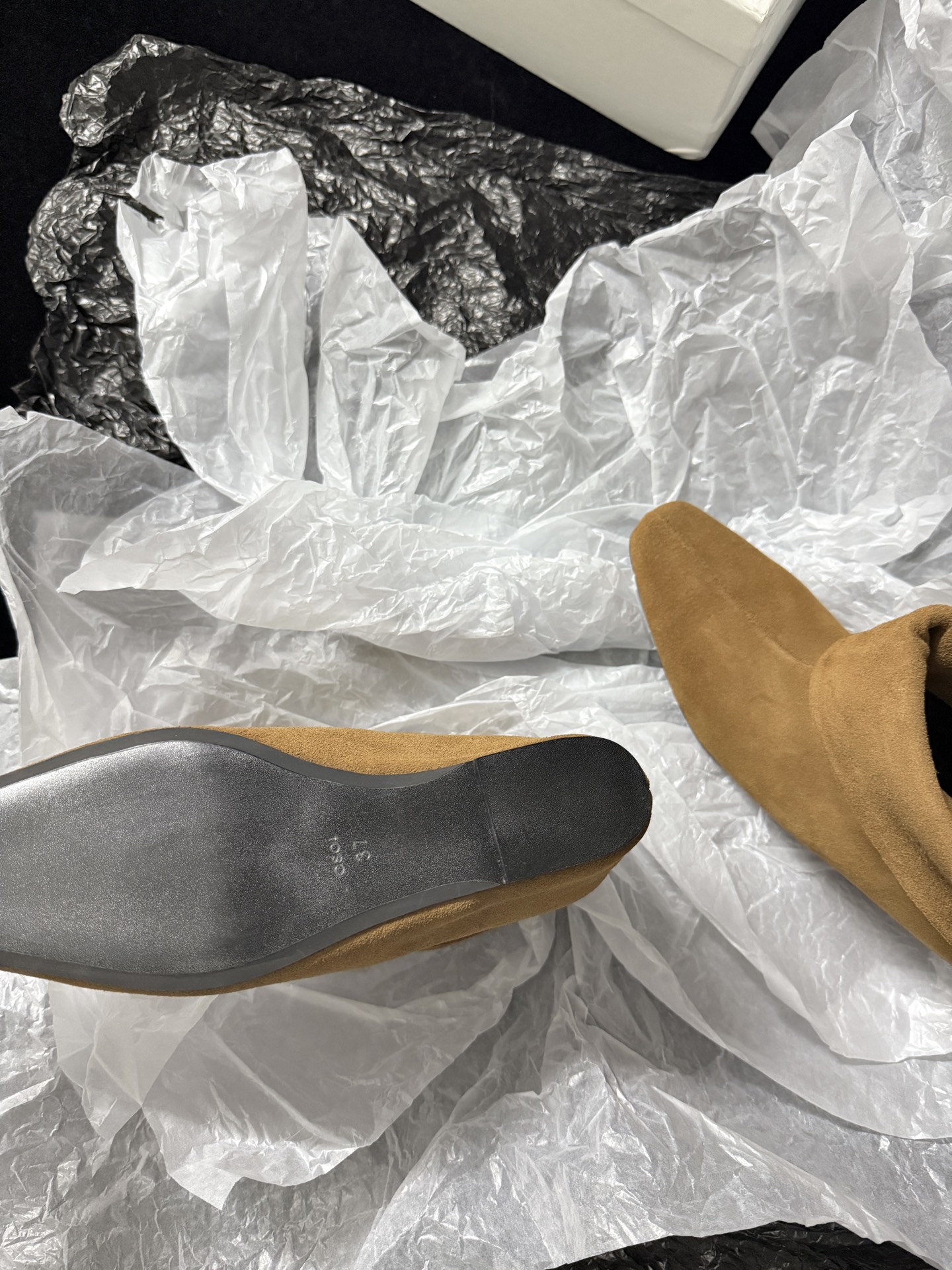 OSOI  𝟐𝟔𝐀𝐰新品 翻折坡跟短靴 | 慵懒调性重构复古美学 代购级别 随性褶皱与柔和棱角融入鞋身 每一步踏出松弛高