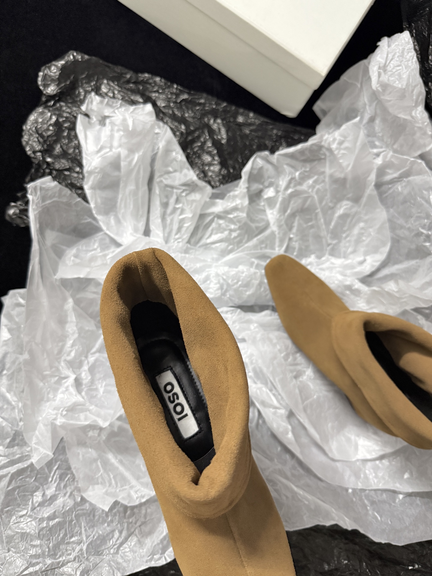 OSOI  𝟐𝟔𝐀𝐰新品 翻折坡跟短靴 | 慵懒调性重构复古美学 代购级别 随性褶皱与柔和棱角融入鞋身 每一步踏出松弛高