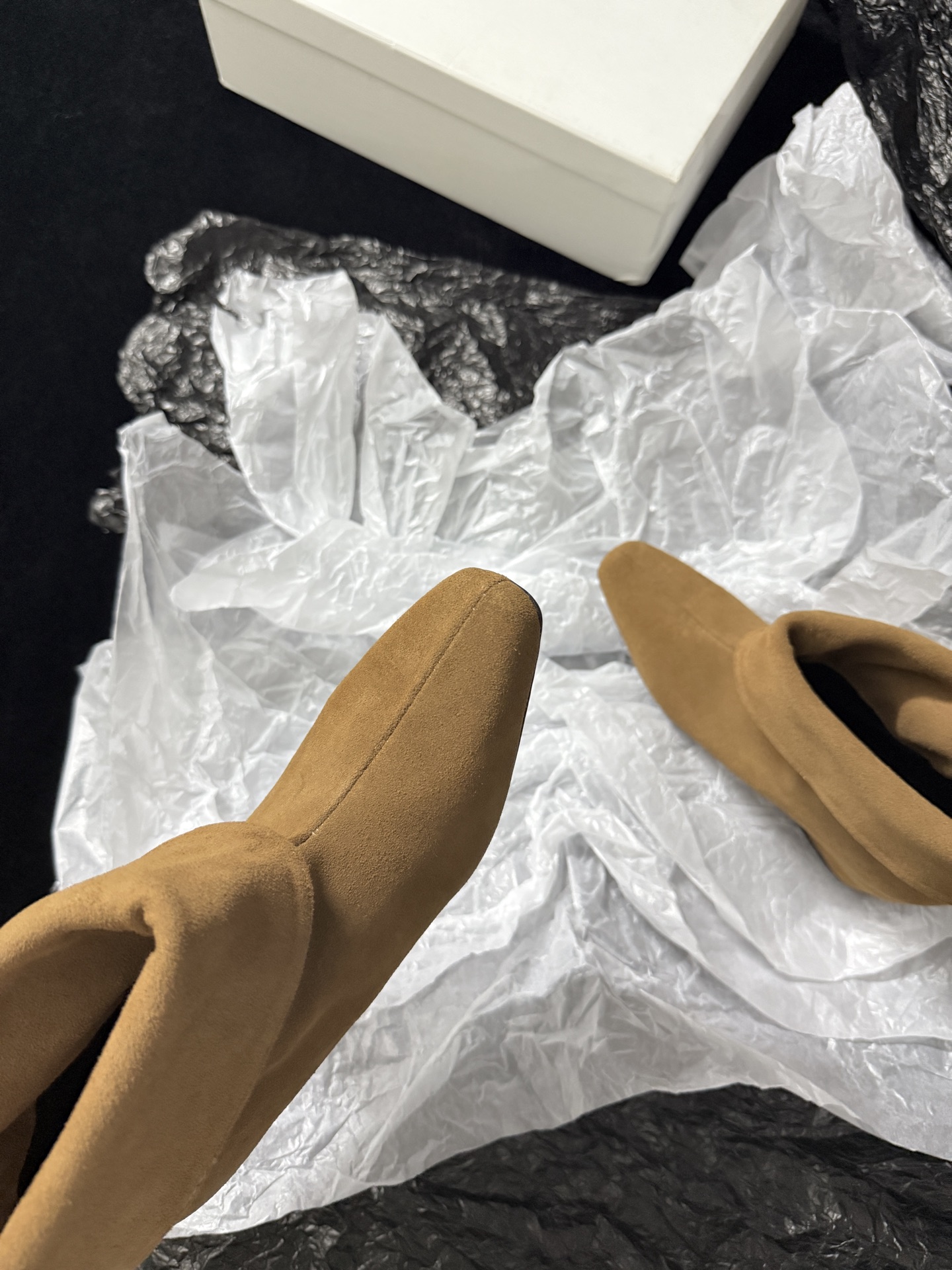 OSOI  𝟐𝟔𝐀𝐰新品 翻折坡跟短靴 | 慵懒调性重构复古美学 代购级别 随性褶皱与柔和棱角融入鞋身 每一步踏出松弛高