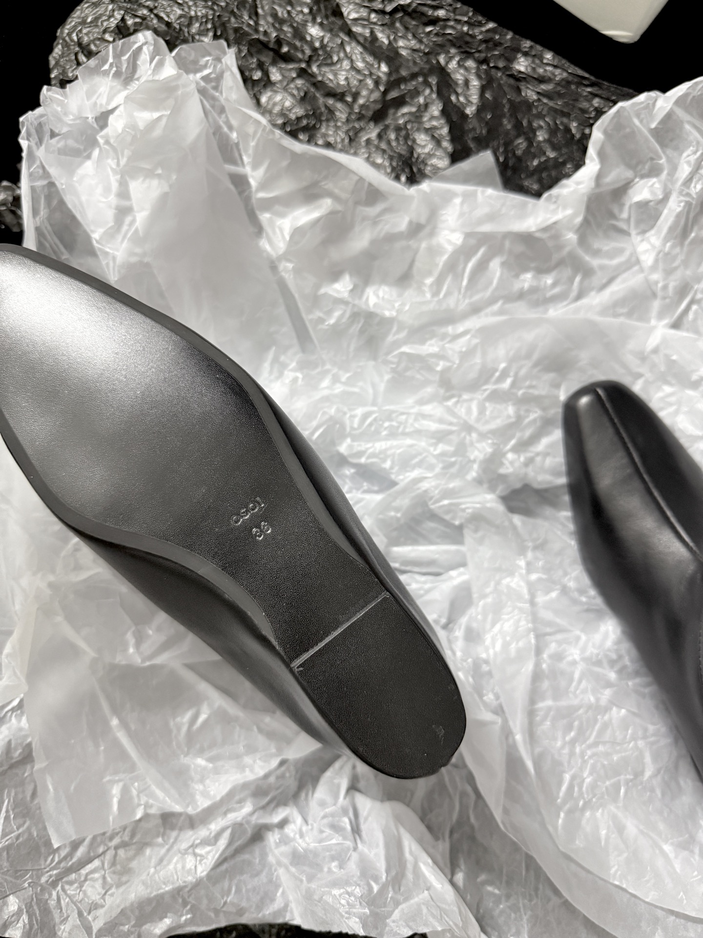 OSOI  𝟐𝟔𝐀𝐰新品 翻折坡跟短靴 | 慵懒调性重构复古美学 代购级别 随性褶皱与柔和棱角融入鞋身 每一步踏出松弛高