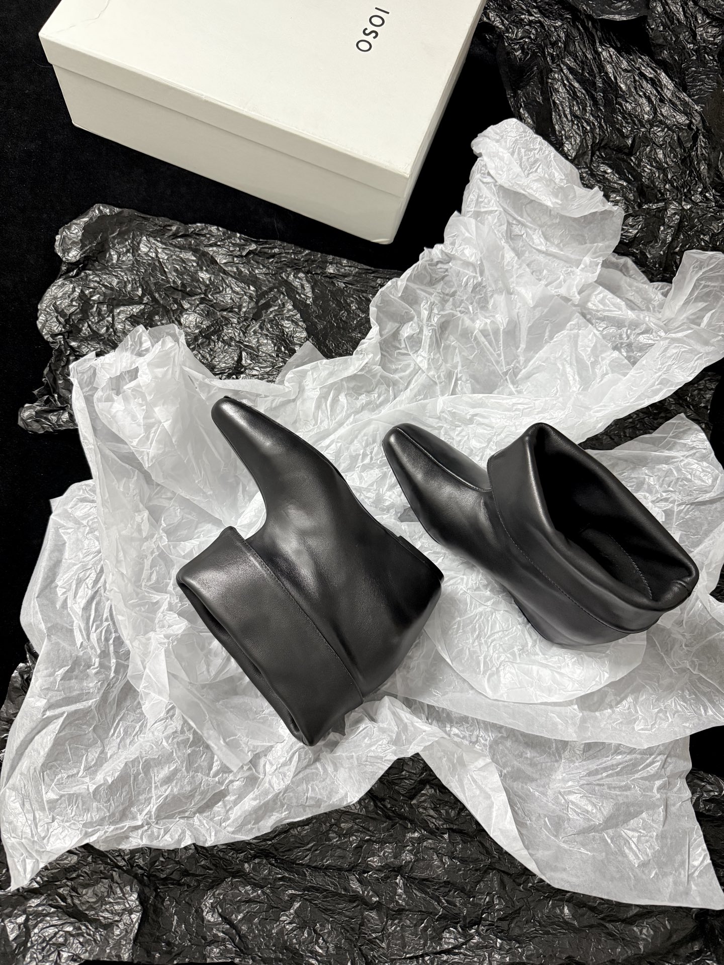 OSOI  𝟐𝟔𝐀𝐰新品 翻折坡跟短靴 | 慵懒调性重构复古美学 代购级别 随性褶皱与柔和棱角融入鞋身 每一步踏出松弛高