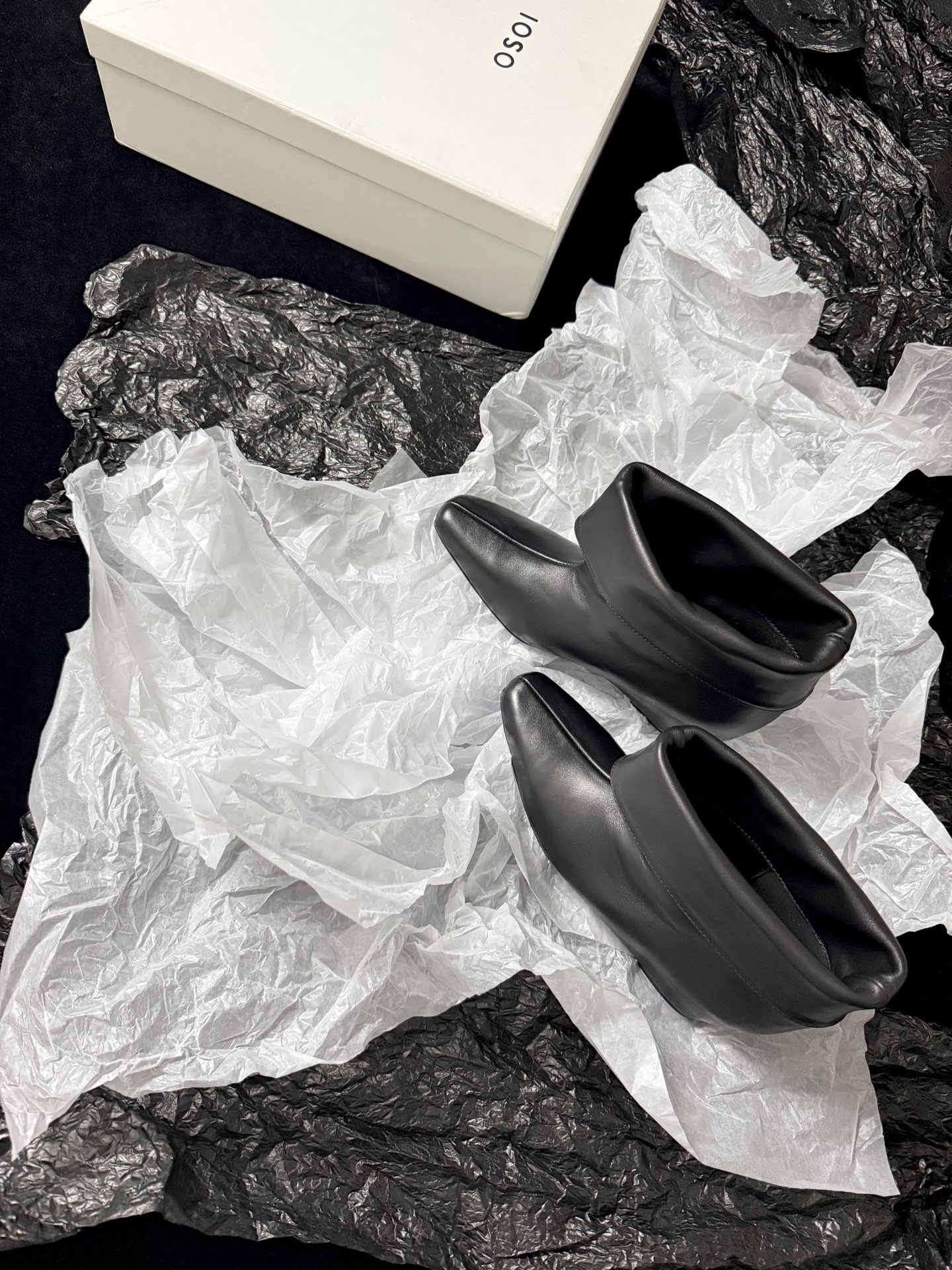 OSOI  𝟐𝟔𝐀𝐰新品 翻折坡跟短靴 | 慵懒调性重构复古美学 代购级别 随性褶皱与柔和棱角融入鞋身 每一步踏出松弛高