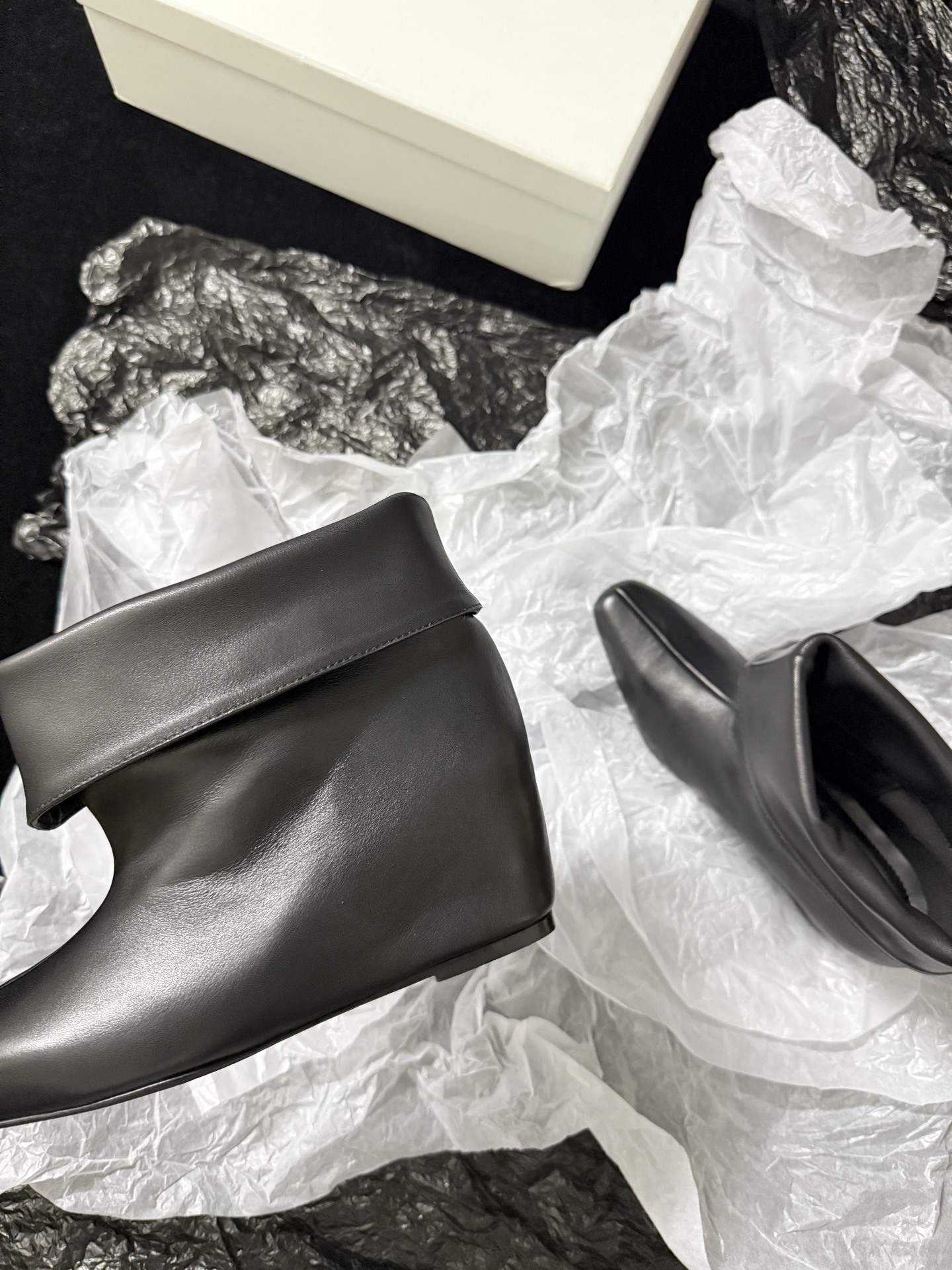 OSOI  𝟐𝟔𝐀𝐰新品 翻折坡跟短靴 | 慵懒调性重构复古美学 代购级别 随性褶皱与柔和棱角融入鞋身 每一步踏出松弛高