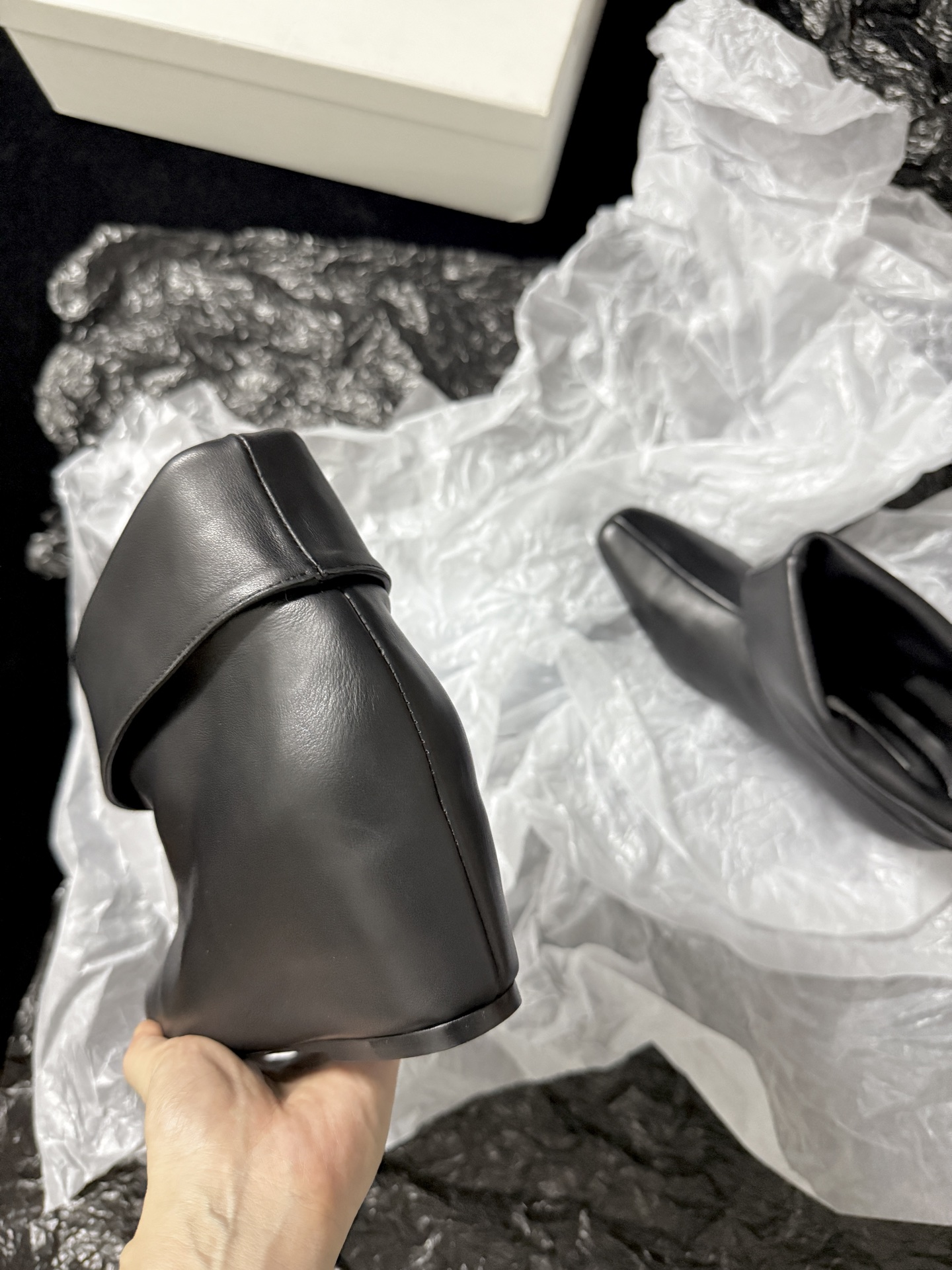 OSOI  𝟐𝟔𝐀𝐰新品 翻折坡跟短靴 | 慵懒调性重构复古美学 代购级别 随性褶皱与柔和棱角融入鞋身 每一步踏出松弛高