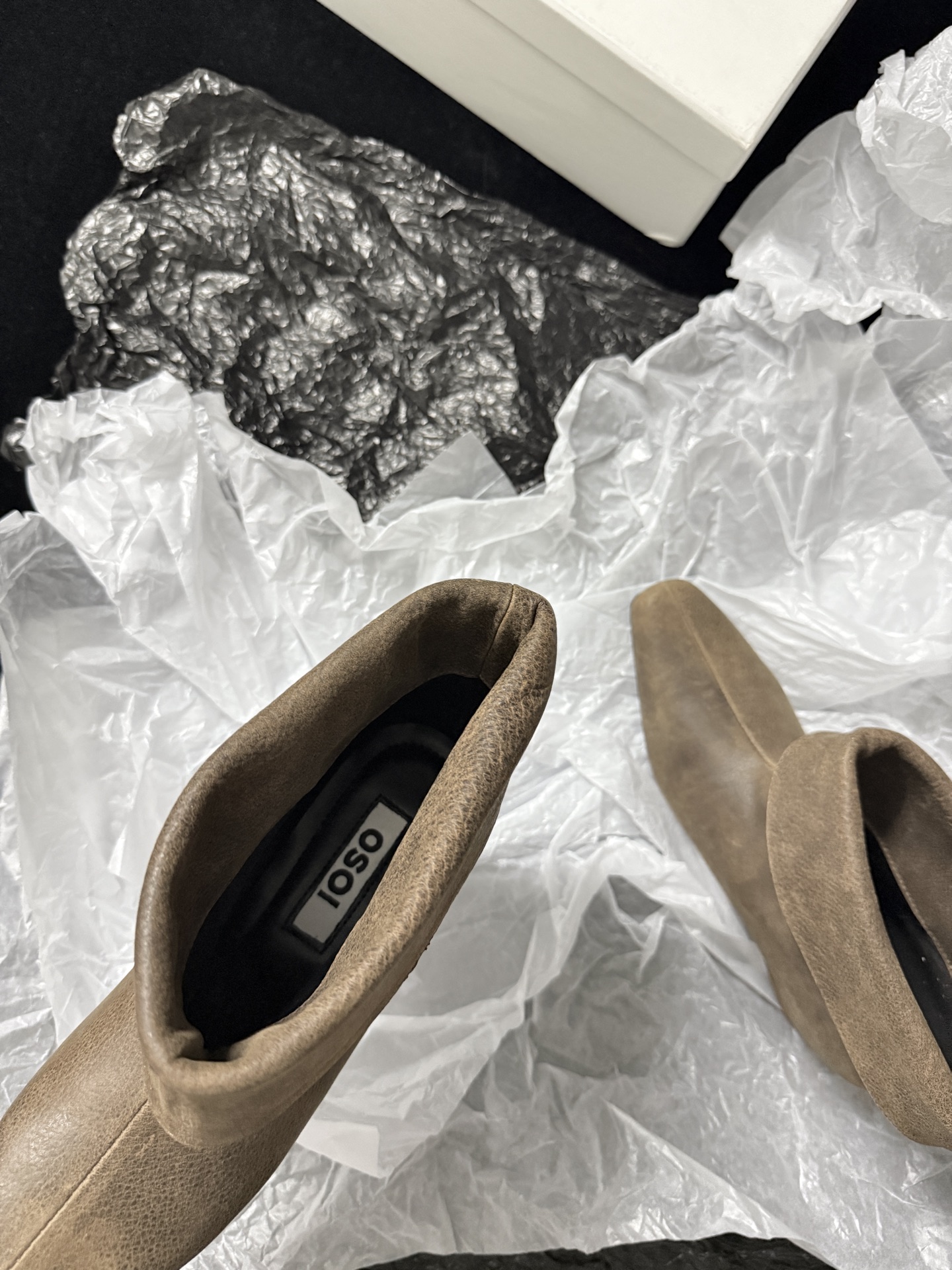 OSOI  𝟐𝟔𝐀𝐰新品 翻折坡跟短靴 | 慵懒调性重构复古美学 代购级别 随性褶皱与柔和棱角融入鞋身 每一步踏出松弛高