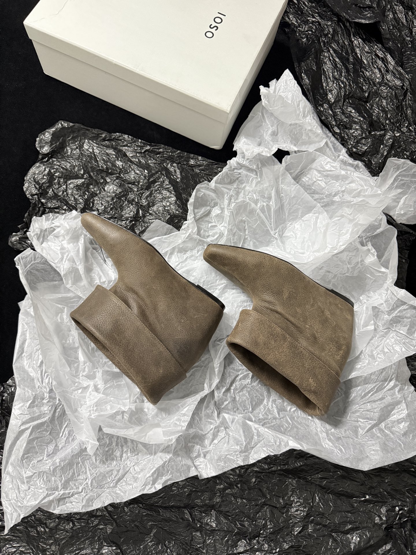 OSOI  𝟐𝟔𝐀𝐰新品 翻折坡跟短靴 | 慵懒调性重构复古美学 代购级别 随性褶皱与柔和棱角融入鞋身 每一步踏出松弛高
