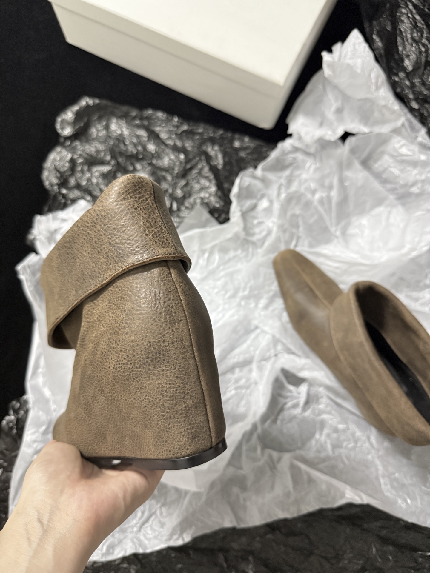 OSOI  𝟐𝟔𝐀𝐰新品 翻折坡跟短靴 | 慵懒调性重构复古美学 代购级别 随性褶皱与柔和棱角融入鞋身 每一步踏出松弛高