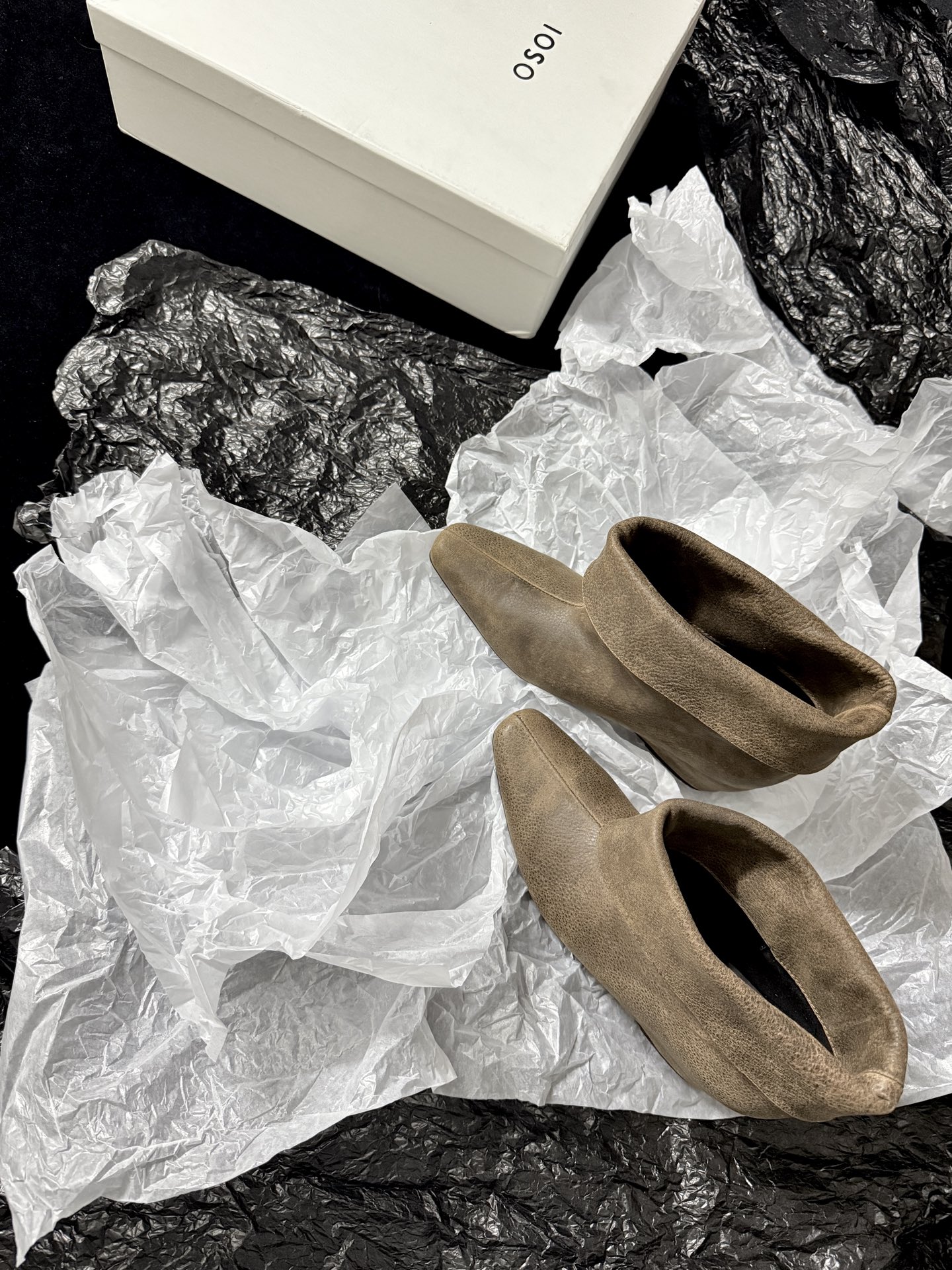 OSOI  𝟐𝟔𝐀𝐰新品 翻折坡跟短靴 | 慵懒调性重构复古美学 代购级别 随性褶皱与柔和棱角融入鞋身 每一步踏出松弛高