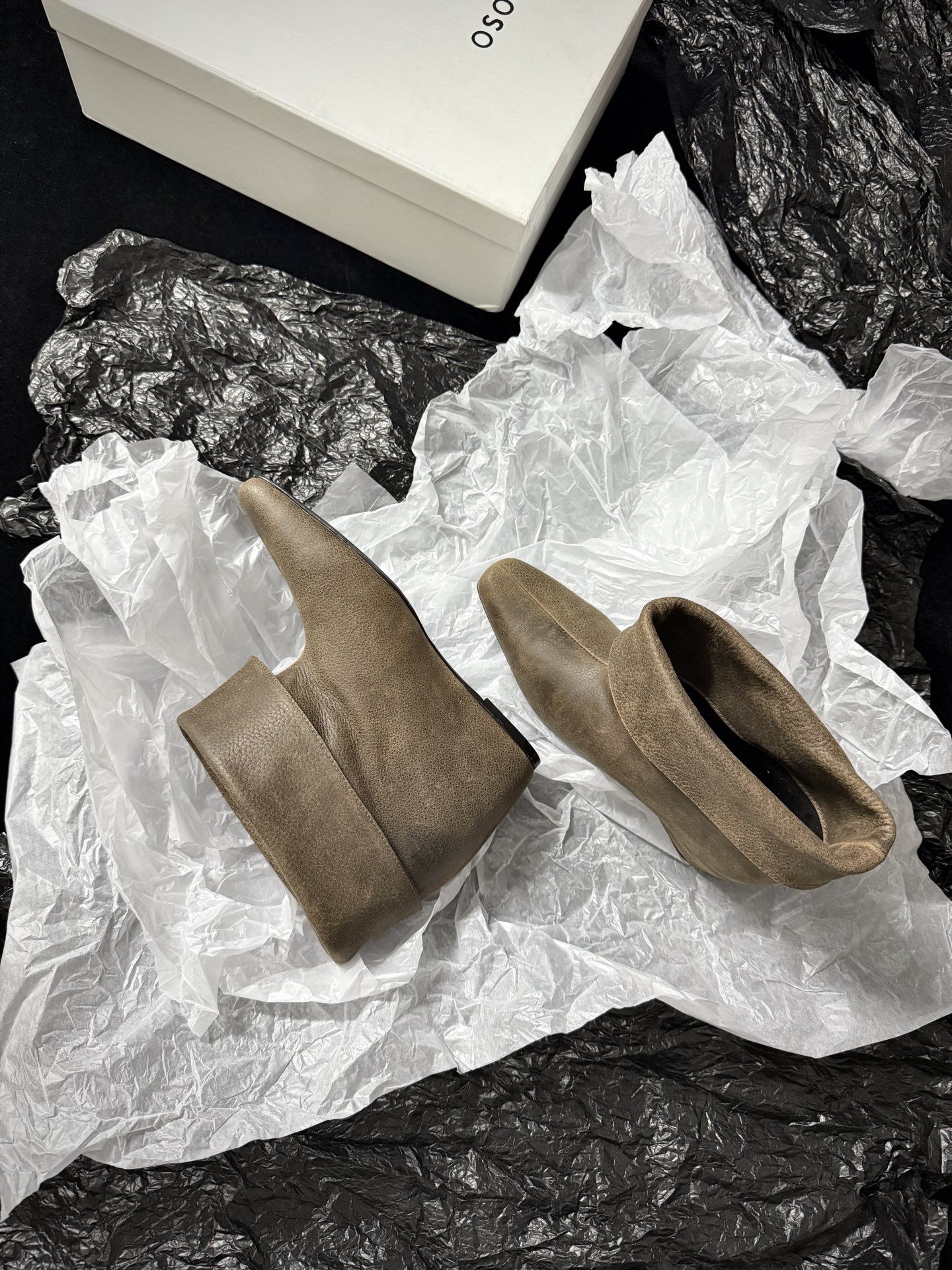 OSOI  𝟐𝟔𝐀𝐰新品 翻折坡跟短靴 | 慵懒调性重构复古美学 代购级别 随性褶皱与柔和棱角融入鞋身 每一步踏出松弛高