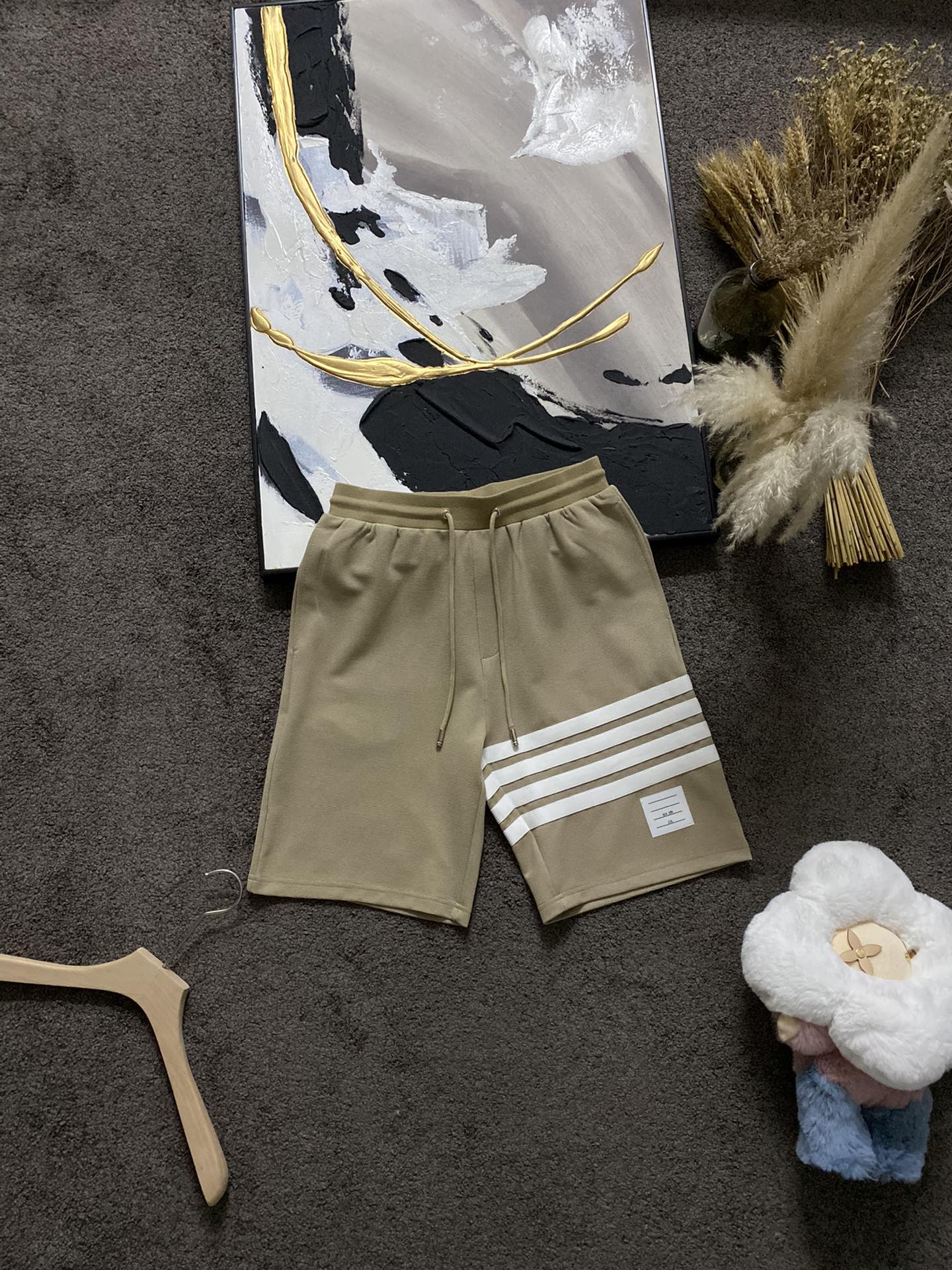 NO:474926,Street Spring and Summer/SS Four-stripe T*B Three-color logo limited edition classic series shorts Customized original step fabric, wash water shaping, THOM three-dimensional three-color stripe precision embroidery craft classic four-bar webbing decorative armband, back waist brand logo three-color strip decoration camel M-3XL, shorts, alexander wang19860909街 春夏/SS 四条纹T*B 三色标识限定版经典系列短裤 定制原版梯级面料,洗水定型,THOM立体三色条纹精密绣花工艺经典四道杠织带装饰袖标,后幅腰下品牌标志三色彩条装饰 驼色Ｍ-3XL,,shorts,alexander wang,Men's clothing