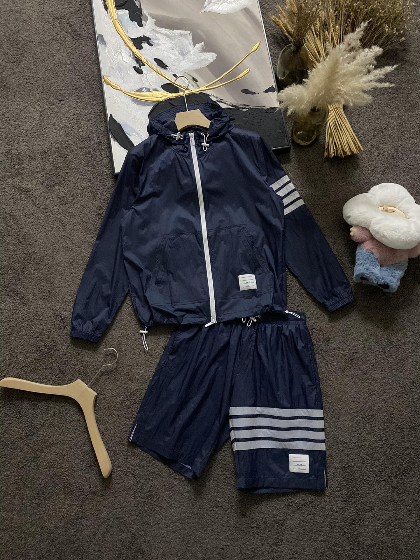 SUN-PROOF SUIT, SUN-PROOF SUIT P638, SHORTS P588 TO SELL THE BOUQUETS AND FEEL GRACEFUL.