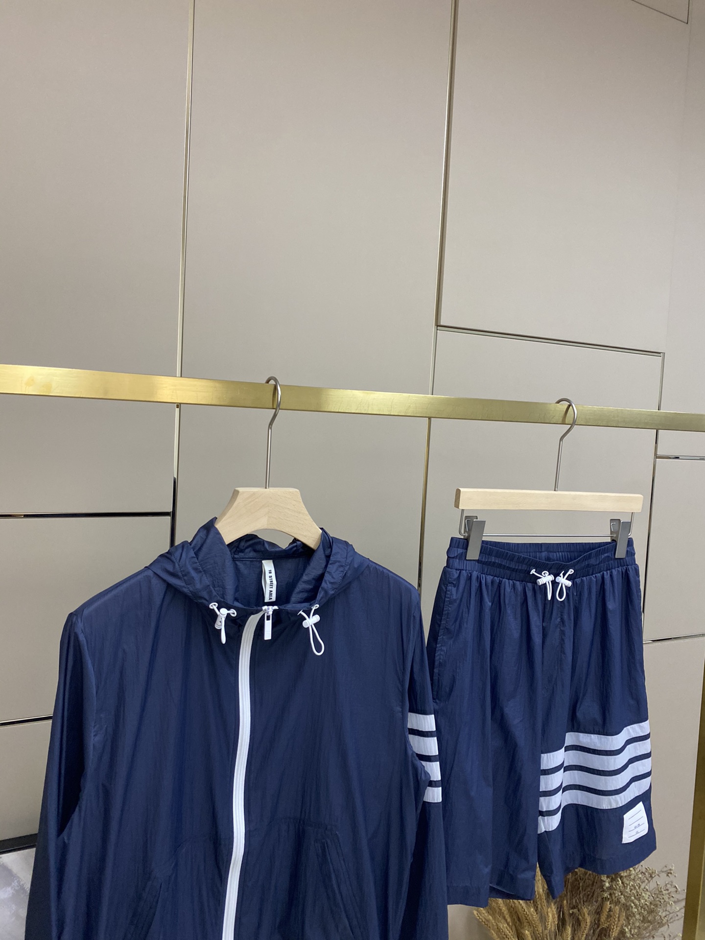 SUNPROOF SUIT, SUNSCREEN SUIT P638, SHORTS P588 TO SELL. - 图片 2