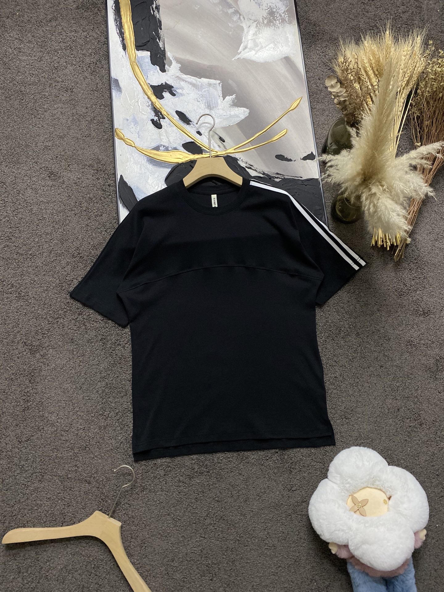 NO:414064,Street 2025 Spring/SS Y*3 Three-striped cotton straight-sleeved T-shirt. The fabric is carefully selected for 50 combed cotton. The touch is as smooth and delicate as silk. The design style is cool. The straight sleeves but not exaggerated. The back is perfectly interpreted. The back is the same color LOGO, which is low-key and fashionable. Overall comfortable and textured. Black M~3XL,,alexander wang19860909街 2025春夏/SS Y*3 三条纹棉直袖体恤 面料严选50支精梳棉,手感丝滑细腻如丝绸,触感凉爽,直袖但又不夸张的设计版型,将时尚度完美演绎,后幅同色系LOGO,低调时尚.整体舒适,质感顶顶 黑色M～3XL,,alexander wang,Men's clothing